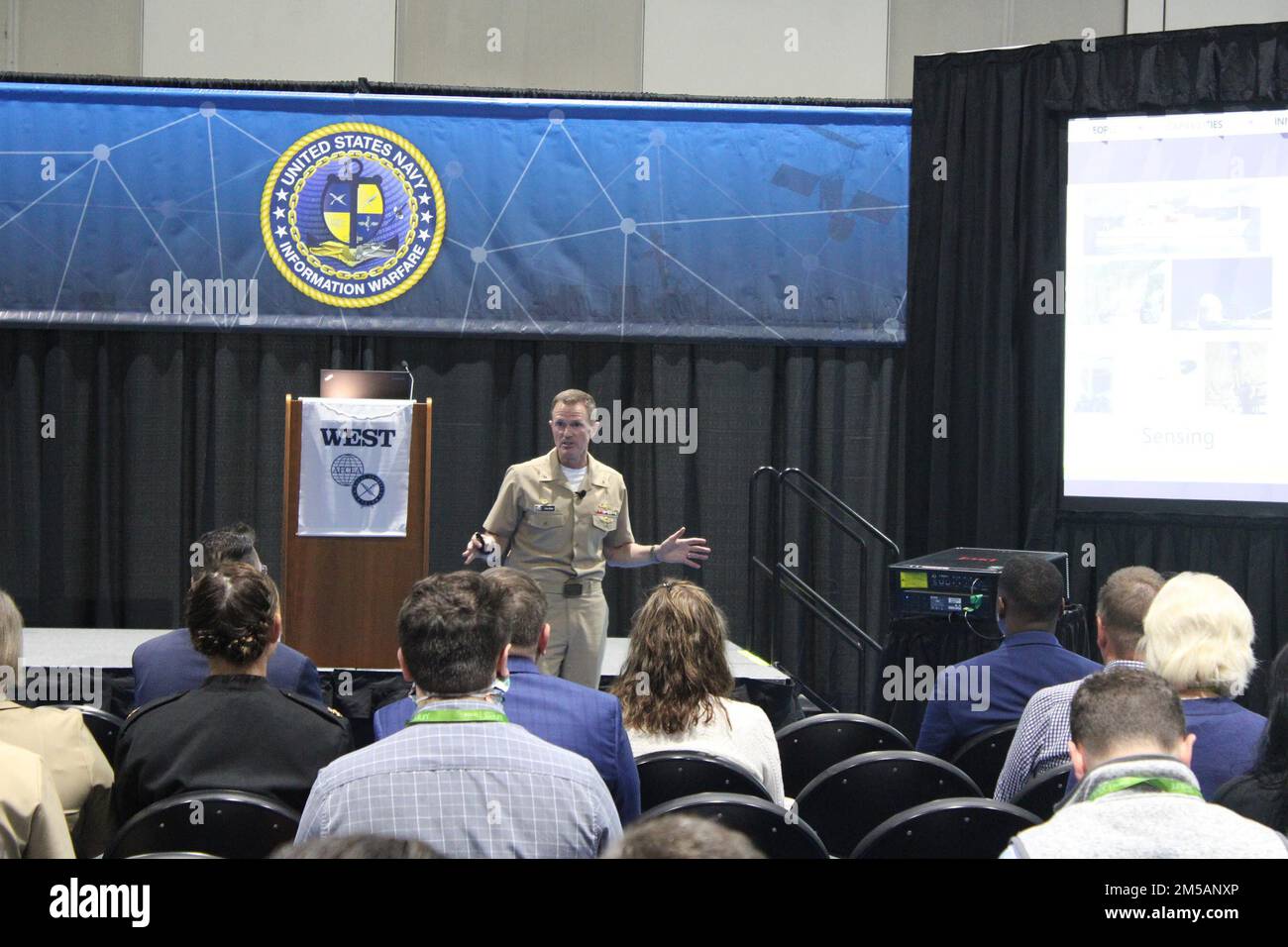 SAN DIEGO (16.-18. Februar) — während der AFCEA-USNI WEST 2022 hält RDML Ron Piret, Commander, Naval Meteorology and Oceanography Command, eine Rede über die Fähigkeiten der Marine Oceanography. AFCEA-USNI WEST ist eine erstklassige Konferenz und Zusammenkunft der neuesten, modernsten Technologien und modernsten Fähigkeiten, die den Seeverkehrsbetrieb unterstützen. Das Marine Meteorology and Oceanography Command leitet und überwacht mehr als 2.500 weltweit verteilte Militär- und Zivilpersonen, die Umweltinformationen sammeln, verarbeiten und auswerten, um Flotten und Joint Commanders in allen Kriegsgebieten bei der Herstellung zu helfen Stockfoto