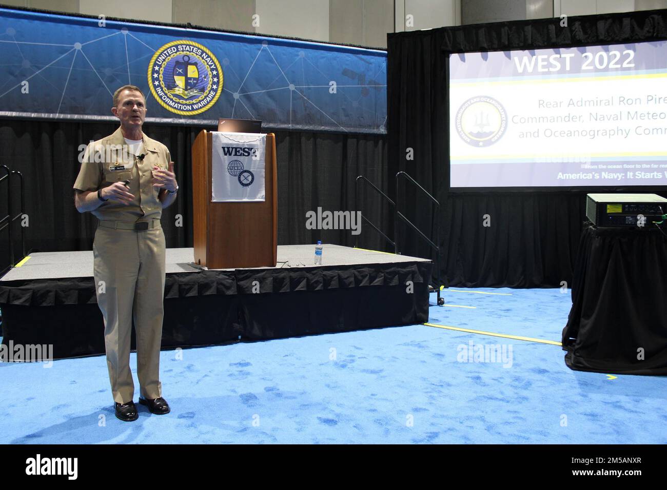 SAN DIEGO (16.-18. Februar) — während der AFCEA-USNI WEST 2022 hält RDML Ron Piret, Commander, Naval Meteorology and Oceanography Command, eine Rede über die Fähigkeiten der Marine Oceanography. AFCEA-USNI WEST ist eine erstklassige Konferenz und Zusammenkunft der neuesten, modernsten Technologien und modernsten Fähigkeiten, die den Seeverkehrsbetrieb unterstützen. Das Marine Meteorology and Oceanography Command leitet und überwacht mehr als 2.500 weltweit verteilte Militär- und Zivilpersonen, die Umweltinformationen sammeln, verarbeiten und auswerten, um Flotten und Joint Commanders in allen Kriegsgebieten bei der Herstellung zu helfen Stockfoto