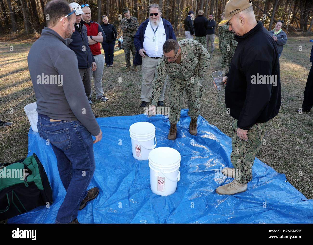 Joint Expeditionary Base Little Creek-Fort Story, Virginia (23. Februar 2022) Konteradmiral Joseph DiGuardo, Befehlshaber des Navy Expeditionary Combat Command, führt zusammen mit Vertretern und wissenschaftlichen Beratern des Büros für Marineforschung im Rahmen einer wissenschaftlichen und technologischen Demonstration eine schnelle Entwicklung der Wasserstoffproduktion durch. Die Zusammenarbeit nutzte die Wasserstoffproduktion für einen Ballonlift zur Unterstützung der Kommunikationsrelais-Funktion. Die Demonstration war Teil einer kontinuierlichen Beziehung zwischen den beiden Organisationen, um Ideen, Technologien und Konzepte zu erkunden, die in der Vergangenheit entstanden sind Stockfoto