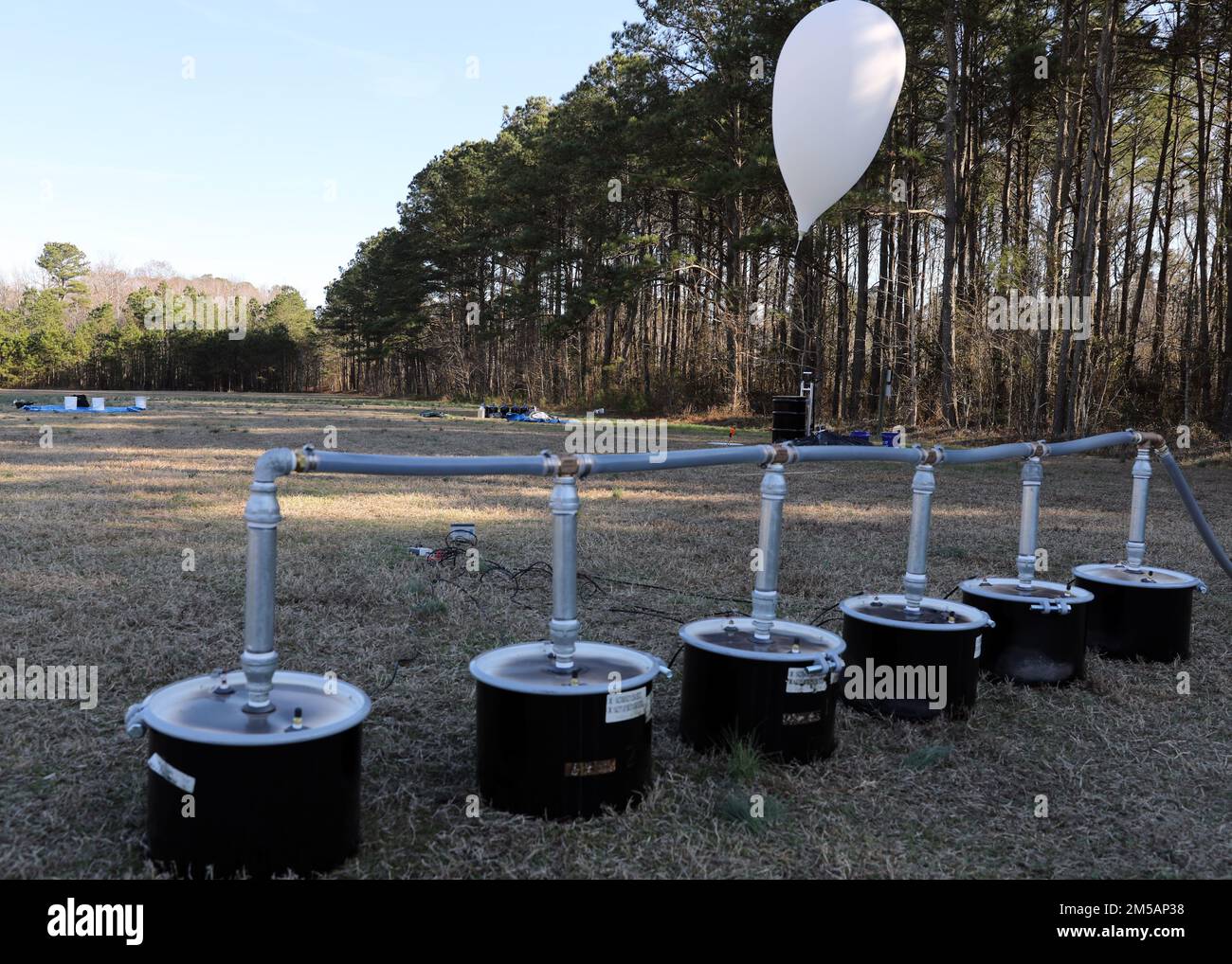 Joint Expeditionary Base Little Creek-Fort Story, Virginia (23. Februar 2022) Repräsentanten und wissenschaftliche Berater des Büros für Marineforschung sowie Mitarbeiter des Navy Expeditionary Combat Command führen im Rahmen einer wissenschaftlichen und technologischen Demonstration eine schnelle Entwicklung der Wasserstoffproduktion durch. Die Zusammenarbeit nutzte die Wasserstoffproduktion für einen Ballonlift zur Unterstützung der Kommunikationsrelais-Funktion. Die Demonstration war Teil einer kontinuierlichen Beziehung zwischen den beiden Organisationen, um Ideen, Technologien und Konzepte zu untersuchen, die sich in der Praxis umsetzen lassen Stockfoto