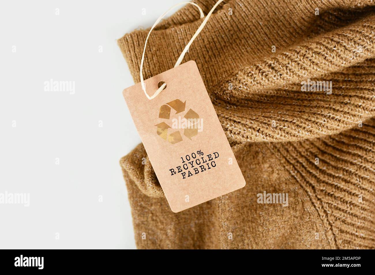 Umweltfreundliches Strickmaterial aus Baumwolle mit 100 % recyceltem Etikett Stockfoto