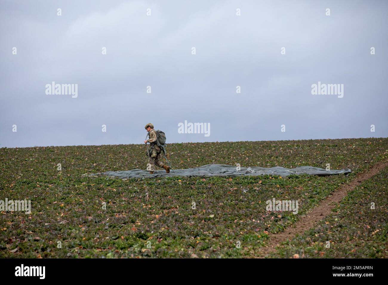 Ein Soldat aus den USA Das Special Operations Command Africa führt nach einem statischen Streckensprung in Renningen, Deutschland, am 16. Februar 2022 die Landeverfahren durch. Flugzeugmitglieder aus den USA Sondereinsatzkommando Europa und Sondereinsatzkommando Afrika müssen alle drei Monate springen, um ihre Qualifikationen zu erhalten und die Einsatzbereitschaft zu erreichen. Stockfoto