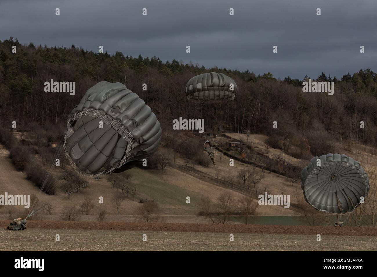 USA Fallschirmjäger der Armee führen am 16. Februar 2022 in Renningen eine Fallschirm- und Fallschirmtechnik durch. Flugzeugmitglieder aus den USA Sondereinsatzkommando Europa und Sondereinsatzkommando Afrika müssen alle drei Monate springen, um ihre Qualifikationen zu erhalten und die Einsatzbereitschaft zu erreichen. Stockfoto