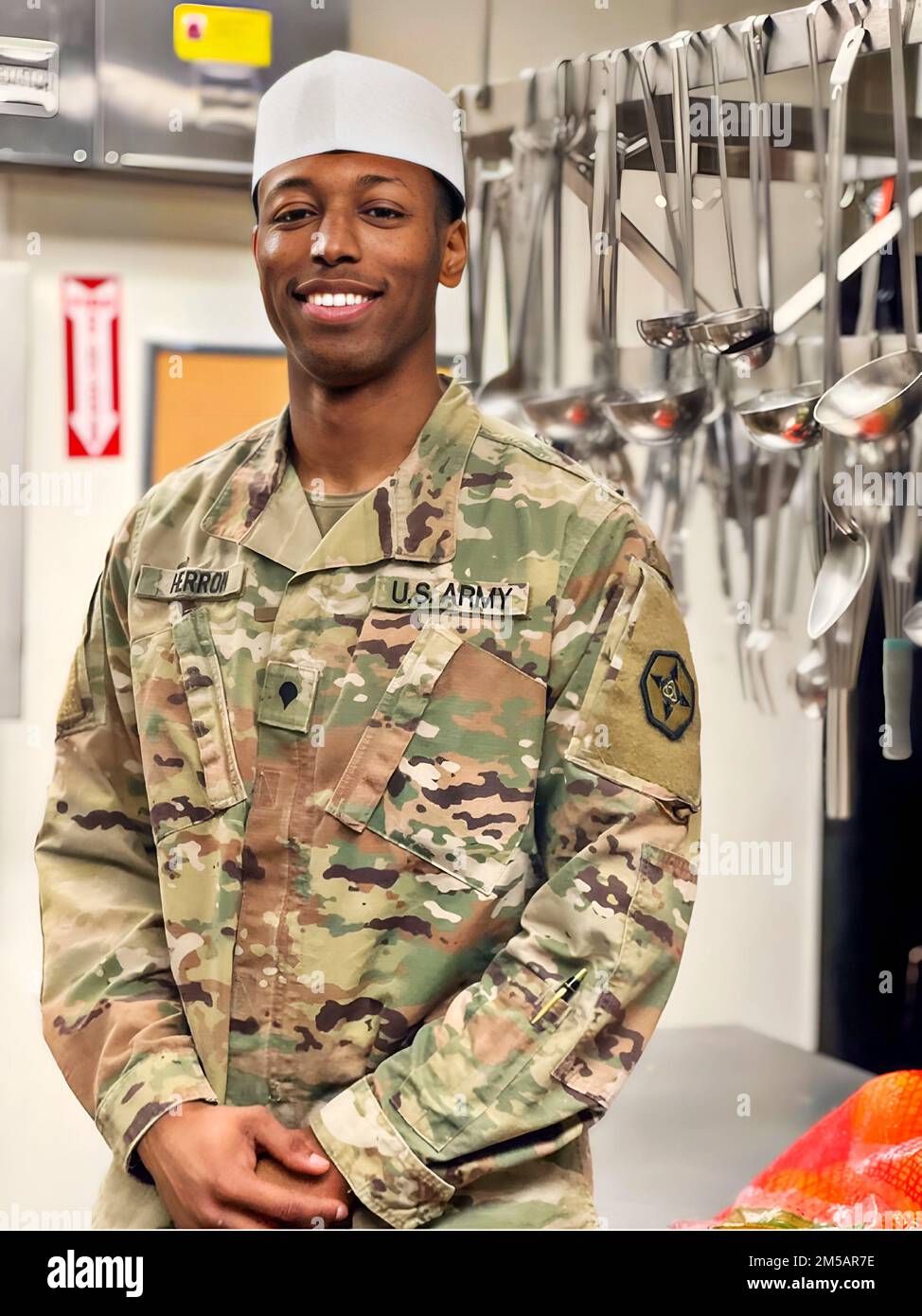SPC. Edward Herron Jr, 364. ESC's, 477. Transportation Company Culinary Specialist und Federal Police Officer teilten seine Gründe für den Beitritt zu den USA mit Armeereserve. „Meine Eltern waren große Einflüsse, als sie aufwuchsen. Mein Vater ist in den USA im Ruhestand Navy und Sheriff Deputy, und Mutter arbeitet derzeit im Armeeresreservat. Sie brachten meinen Geschwistern und mir das gute und das schlechte über die Welt bei. Sie haben ihr Leben dafür gewidmet, anderen zu dienen und einen guten Standard für ihre Kinder zu setzen. Ich dachte, es wäre toll, den gleichen Standard für andere zu etablieren, was mich dazu brachte, der Army Reserve beizutreten Stockfoto