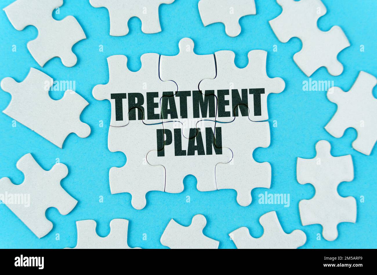 Medizinisches Konzept. Auf blauem Hintergrund befinden sich weiße Puzzles mit der Aufschrift - BESTRAHLUNGSPLAN Stockfoto