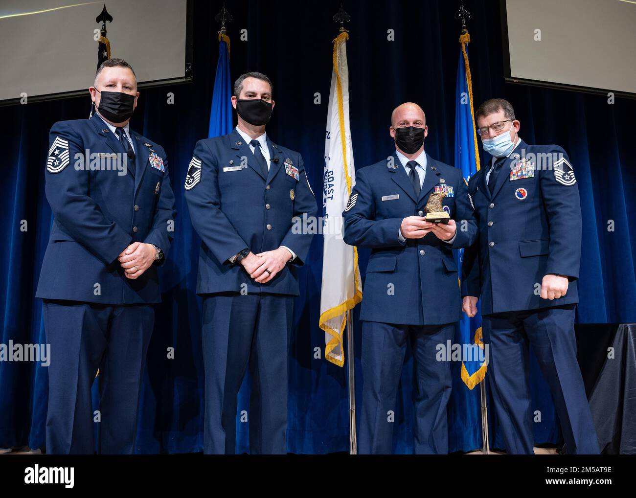 USA Air Force Tech. Sgt. Lance Wright erhält den Academic Achievement Award während der Abschlusszeremonie für die Unkommissioned Officer Academy, Klasse 22-3, am 17. Februar 2022, im Lankford Enlisted Professional Military Education Center auf der McGhee Tyson Air National Guard Base in East Tennessee. Stockfoto
