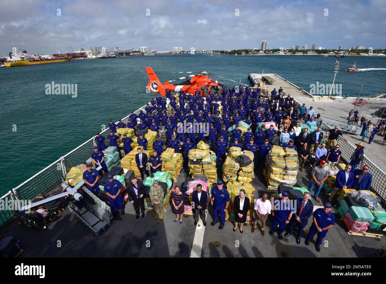 Die Crew von Coast Guard Cutter James (WMSL 754) hat am 17. Februar 2022 in Port Everglades etwa 54.500 Pfund Kokain und 15.800 Pfund Marihuana im Wert von etwa $1,06 Milliarden Dollar abgeladen. Nach Florida. Die Besatzung des Schiffes legte während ihrer 90-tägigen Patrouille neue Rekorde für das größte Kokainverbot mit 10.915 Pfund im Wert von $206,4 Millionen und das größte einzelne Marihuana-Verbot mit 3.962 Pfund im Wert von $3,59 Millionen, was die größte Menge an Schmuggelware ist, die während einer Ost-Pazifik-Patrouille gesperrt wurde. Stockfoto