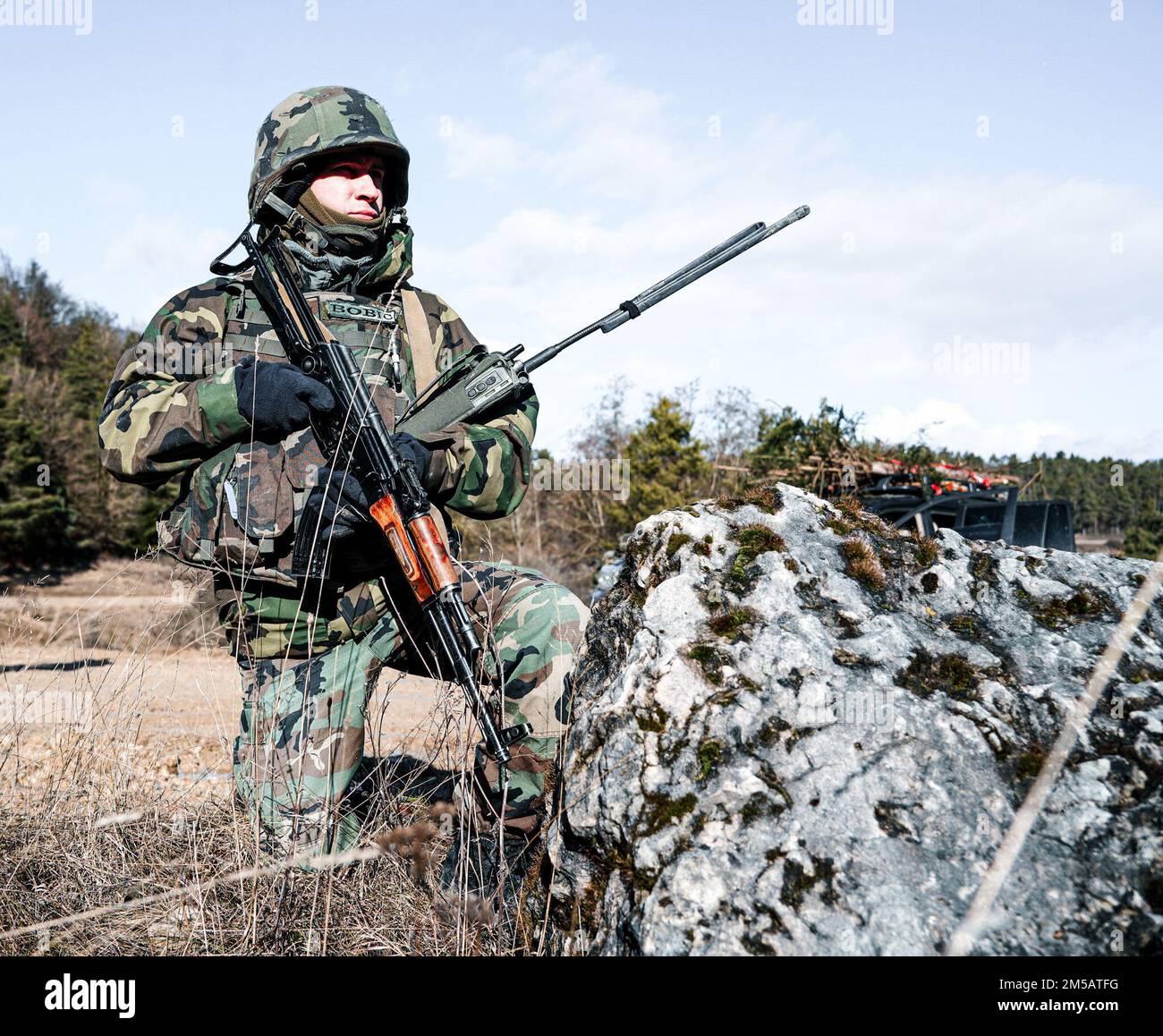 Ein moldauischer Soldat führt während der KFOR 30 eine gemeinsame Patrouille im Hohenfels-Trainingsbereich in Deutschland am 17. Februar 2022 durch. Die KFOR 30 ist eine multinationale Schulungsveranstaltung zur Vorbereitung von Einheiten auf ihren Einsatz im Kosovo-Regionalkommando Ost. Stockfoto