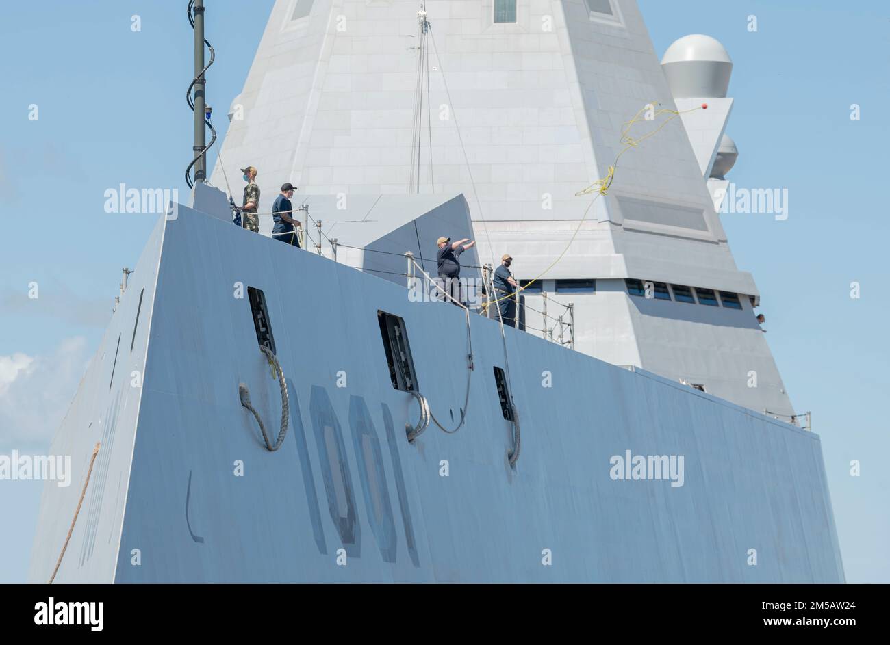 Zerstörer der Zumwalt-Klasse, USS Michael Monsoor (DDG 1001), besucht die Joint Base Pearl Harbor-Hickam während ihres Betriebs in der US-amerikanischen 3.-Flotte am 17. Februar 2022. Die USS Michael Monsoor wurde zu Ehren von Master-atArms 2. Class (SEAL) Michael Monsoor benannt, der 2006 in Ramadi, Irak, für seine heldenhaften Taten posthum die Ehrenmedaille verliehen wurde. Stockfoto