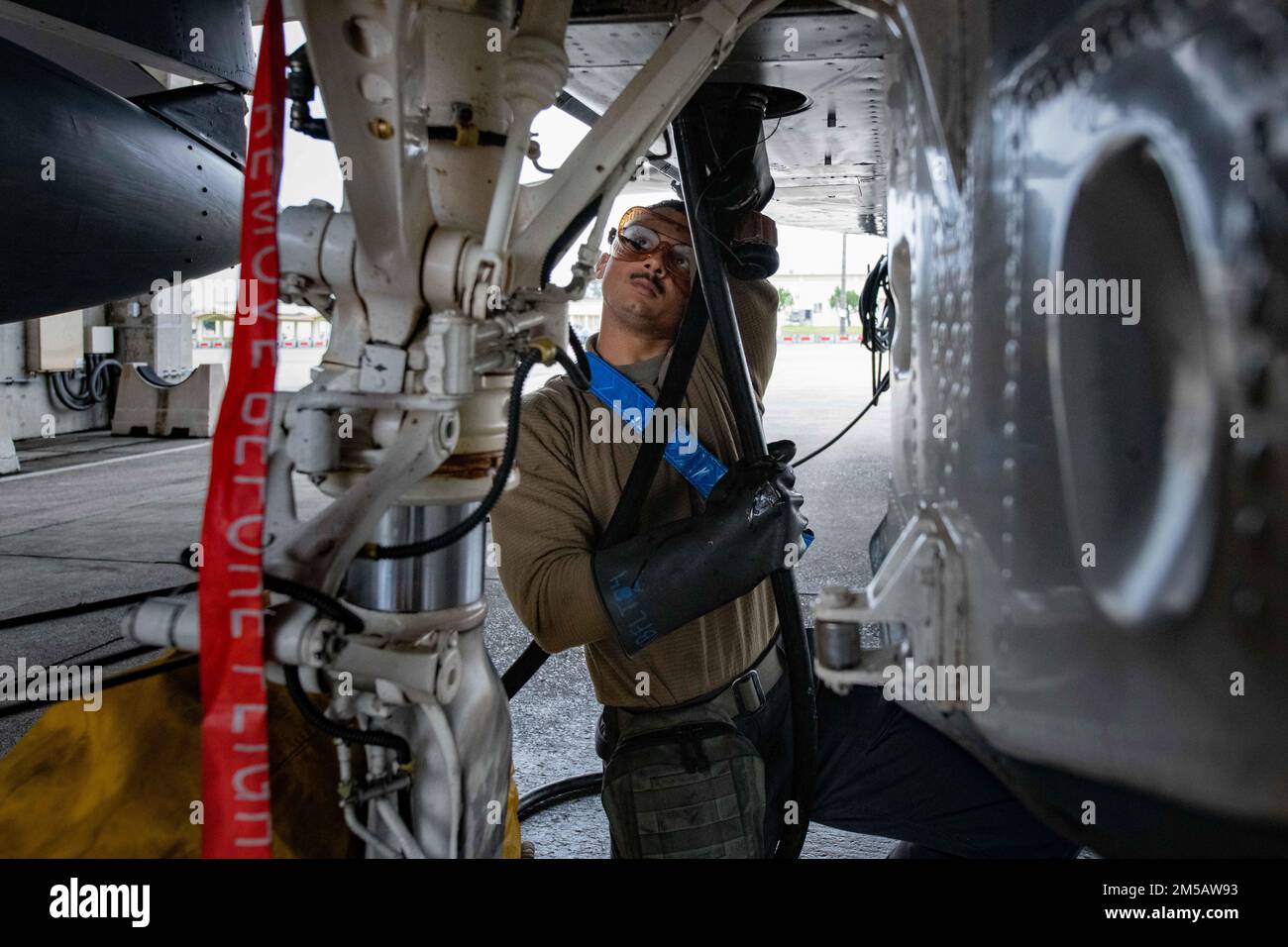 Airman 1. Class Justens Dorville, ein Luftfahrtelektroniker der 44. Aircraft Maintenance Unit, führt eine Wartungsprüfung an einem US-amerikanischen Unternehmen durch Air Force F-15C Eagle, Kadena Air Base, Japan, 17. Februar 2022. Luftfahrtelektroniker sorgen dafür, dass Systeme wie die Radarwarnempfänger, die Lieferung von Radarwaffen und elektronische Gegenmaßnahmen voll funktionsfähig bleiben. Stockfoto