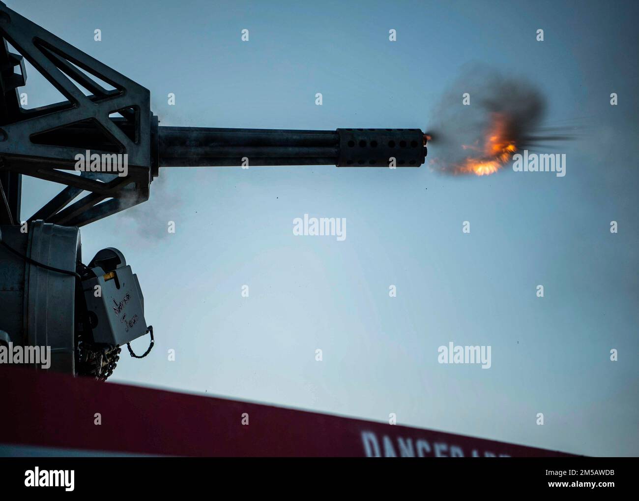 GOLF VON OMAN (17. Februar 2022) der Guided-Missile Destroyer USS Gridley (DDG 101) feuert während einer Feuerübung im Golf von Oman am 17. Februar ein Phalanx-Nahwaffensystem (CIWS) auf ein aufblasbares Ziel ab. Gridley wird im US-Flottengebiet 5. eingesetzt, um Marineeinsätze zu unterstützen, um die maritime Stabilität und Sicherheit in der Zentralregion zu gewährleisten und das Mittelmeer und den Pazifik durch den westlichen Indischen Ozean und drei strategische Engpässe zu verbinden. Stockfoto