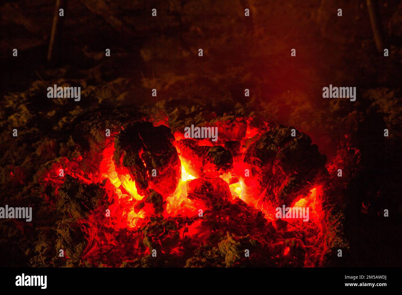 Die glühende rote Glut, nachdem die Flammen eines Lagerfeuers ausbrannten Stockfoto