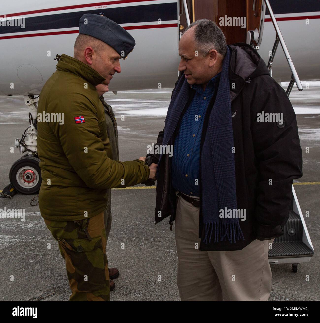 Der Sekretär der Marine Carlos Del Toro wird vom Generalmajor Lars Aamodt, Befehlshaber der norwegischen Organisation für Verteidigungslogistik, begrüßt, nachdem er am 17. Februar 2022 in Vaernes (Norwegen) angekommen ist. Minister Del Toro ist in Norwegen, um Mitglieder des US-Dienstes und norwegische Regierungsführer zu besuchen, um die bestehenden bilateralen und multilateralen Sicherheitsbeziehungen zwischen den USA zu stärken Navy und die Royal Norwegian Navy. Die USA Marines, die er trifft, nehmen an Übung Cold Response 2022 (Ex CR22) Teil. Ex CR22 ist eine Übung unter norwegischer Leitung, die darauf abzielt, die militärischen Fähigkeiten zu verbessern, Test II MEF's Fähigkeit zu wor Stockfoto Der Sekretär der Marine Carlos Del Toro wird vom Generalmajor Lars Aamodt, Befehlshaber der norwegischen Organisation für Verteidigungslogistik, begrüßt, nachdem er am 17. Februar 2022 in Vaernes (Norwegen) angekommen ist. Minister Del Toro ist in Norwegen, um Mitglieder des US-Dienstes und norwegische Regierungsführer zu besuchen, um die bestehenden bilateralen und multilateralen Sicherheitsbeziehungen zwischen den USA zu stärken Navy und die Royal Norwegian Navy. Die USA Marines, die er trifft, nehmen an Übung Cold Response 2022 (Ex CR22) Teil. Ex CR22 ist eine Übung unter norwegischer Leitung, die darauf abzielt, die militärischen Fähigkeiten zu verbessern, Test II MEF's Fähigkeit zu wor Stockfoto