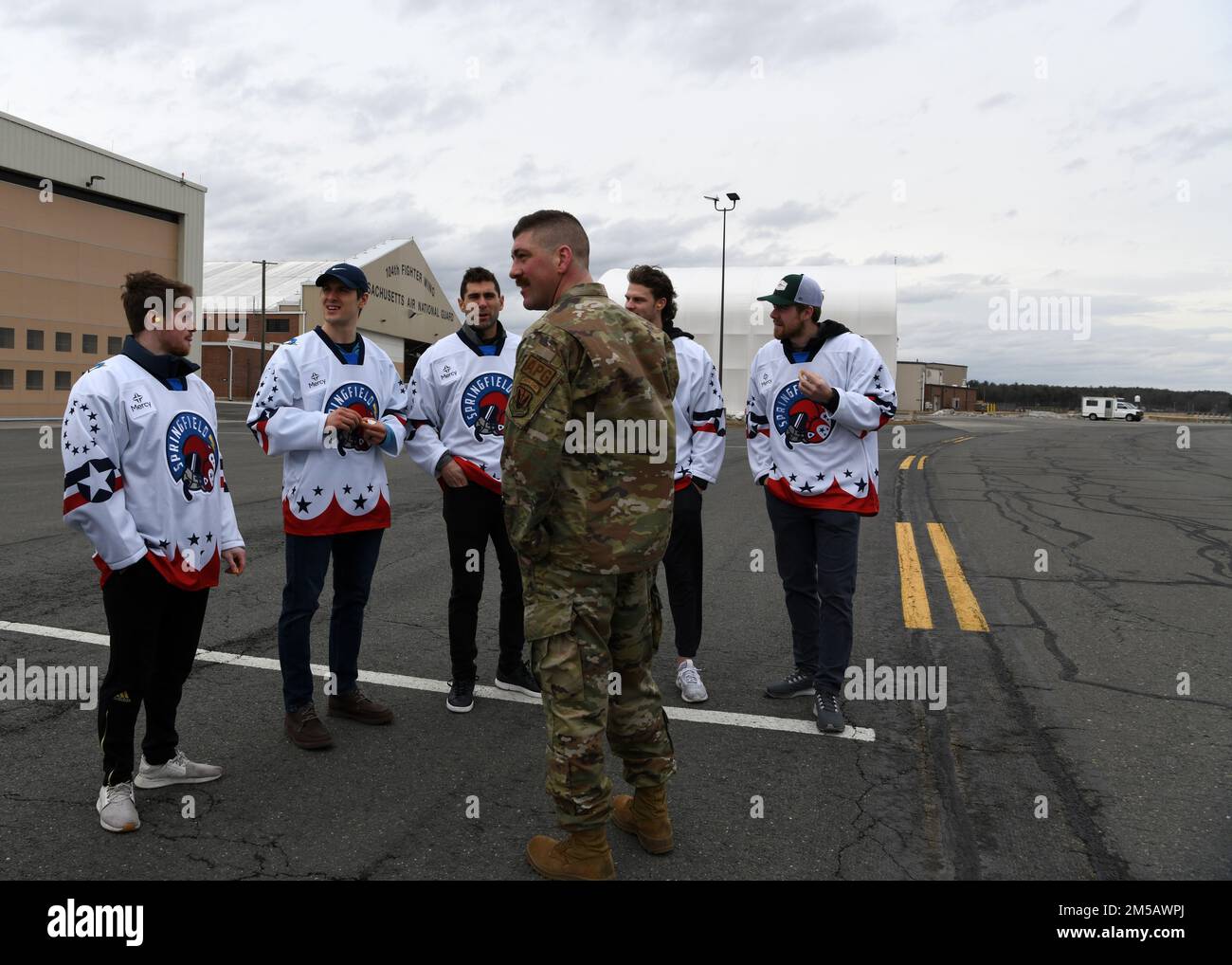 Teammitglieder der American Hockey League Springfield Thunderbirds verbrachten ihren Nachmittag hier auf dem Stützpunkt der Barnes Air National Guard, Massachusetts, 17. Februar 2022. Das Team sprach mit Mitgliedern des 104. Fighter Wing, Teammitgliedern des Barnes Charity Hockey Teams, und beobachtete den Start des F-15F 104FW. (US Air National Guard Fotos von Master Sgt. Lindsey S. Watson) Stockfoto