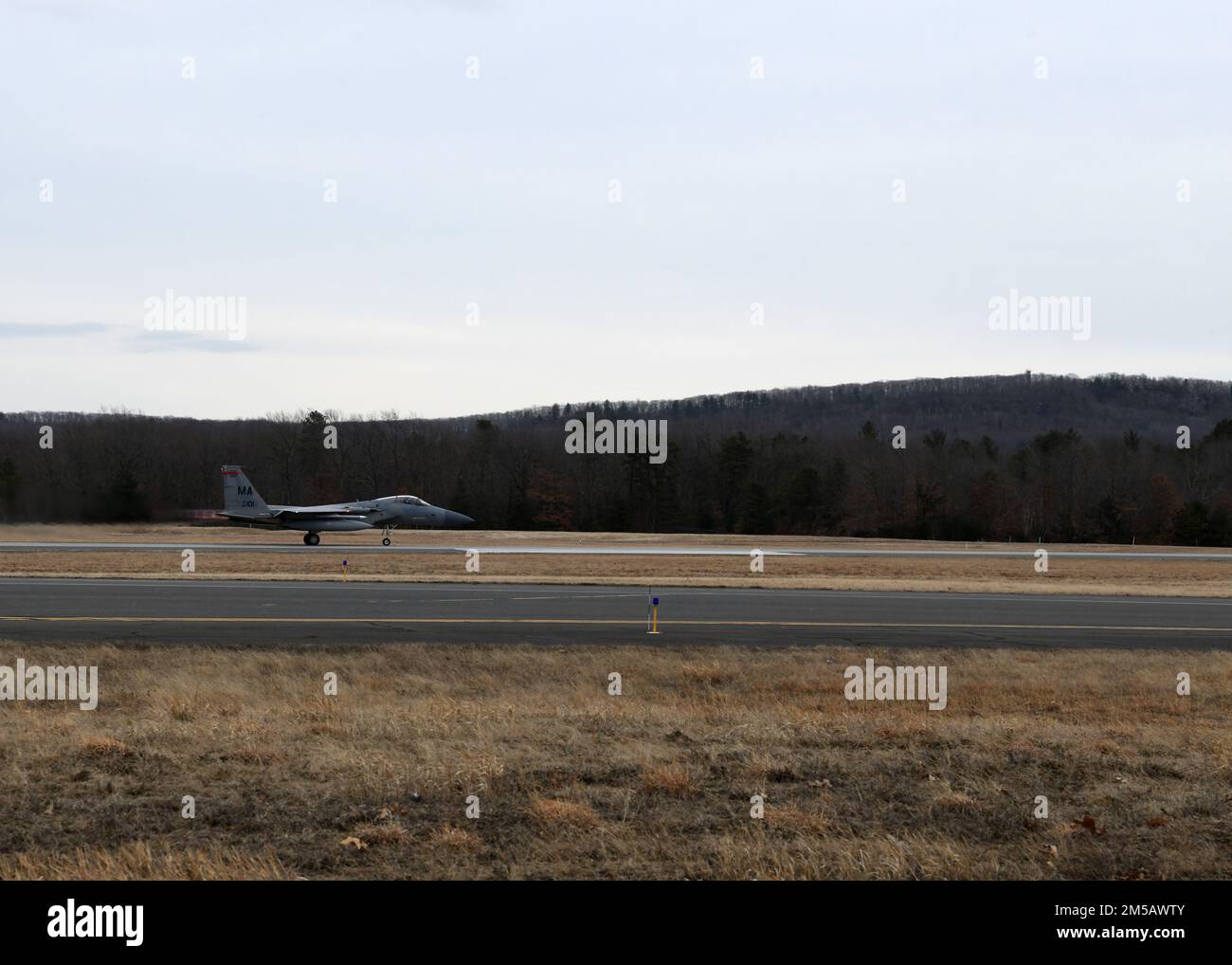 Teammitglieder der American Hockey League Springfield Thunderbirds verbrachten ihren Nachmittag hier auf dem Stützpunkt der Barnes Air National Guard, Massachusetts, 17. Februar 2022. Das Team sprach mit Mitgliedern des 104. Fighter Wing, Teammitgliedern des Barnes Charity Hockey Teams, und beobachtete den Start des F-15F 104FW. (US Air National Guard Fotos von Master Sgt. Lindsey S. Watson) Stockfoto