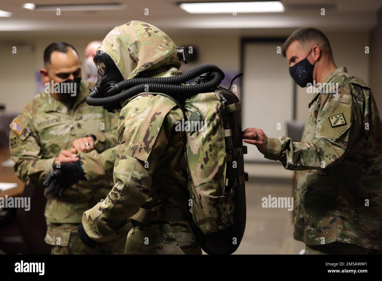 Generalleutnant Antonio V. Munera, kommandierender General von 20. Chemical, Biological, Radiological, Nuclear, Explosives (CBRNE) Command and Command Sgt. Major Jorge Arzabala, hochrangiger Berater für die USA Hauptformation des US-Verteidigungsministeriums für alle Gefahren; inspizieren Sie das neue taktische All Hazards Ensemble, Februar 17, im 20. CBRNE-Hauptquartier auf dem Aberdeen Proving Ground, Maryland. Mitglieder der Defense Threat Reduction Agency und der USA Army Combat Capabilities Development Command Chemical Biological Center präsentierte 20. CBRNE Comm die neueste persönliche Schutzausrüstung von CBRN Stockfoto