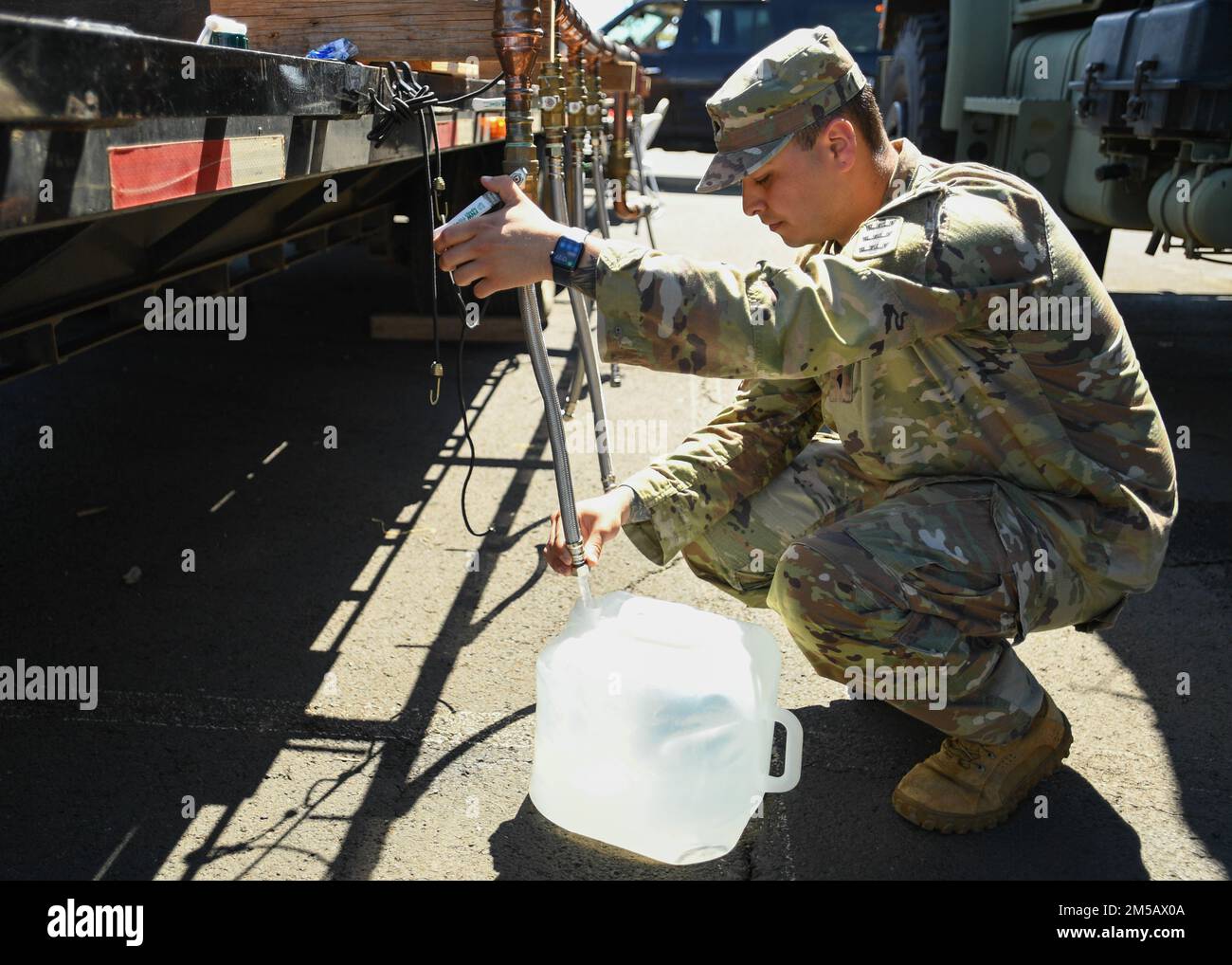 HONOLULU, Hawaii (17. Februar 2022) – USA Army SPC. Joshua Jimenez, der 95. Engineer Company, dem 84. Engineer Battalion, der 130. Engineer Brigade zugeteilt, füllt einen Großwasserbehälter an der Navy Exchange Moanalua Terrace Wasserverteilungsstation. USA Navy arbeitet eng mit dem Hawaii Department of Health zusammen Environmental Protection Agency und den USA Armee, um sauberes Trinkwasser für die Wohngemeinden der Joint Base Pearl Harbor-Hickam durch Probenahme und Spülung wiederherzustellen, und die Erholung des Red Hill Brunnens. Ausführliche Informationen finden Sie unter www.navy.mil/jointbasewater. Stockfoto