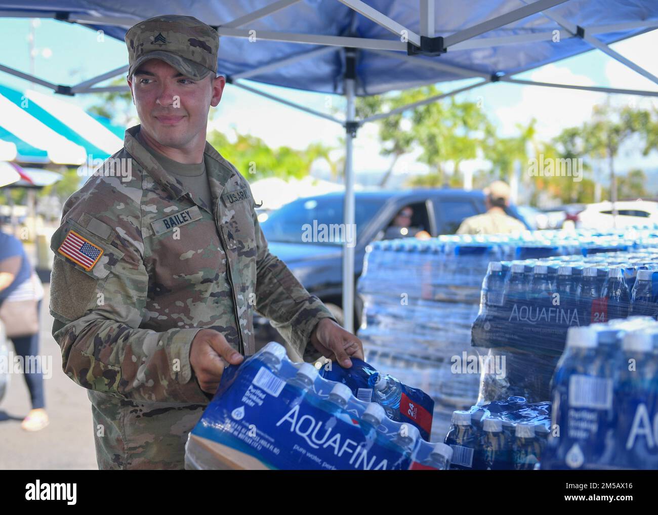 HONOLULU, Hawaii (17. Februar 2022) – USA Armeesoldat Owen Bailey, der 95. Ingenieurfirma, dem 84. Ingenieurbataillon, der 130. Ingenieurbrigade, verteilt Wasser an der Navy Exchange Wasserverteilungsstation Moanalua Terrace. USA Navy arbeitet eng mit dem Hawaii Department of Health zusammen Environmental Protection Agency und den USA Armee, um sauberes Trinkwasser für die Wohngemeinden der Joint Base Pearl Harbor-Hickam durch Probenahme und Spülung wiederherzustellen, und die Erholung des Red Hill Brunnens. Ausführliche Informationen finden Sie unter www.navy.mil/jointbasewater. Stockfoto