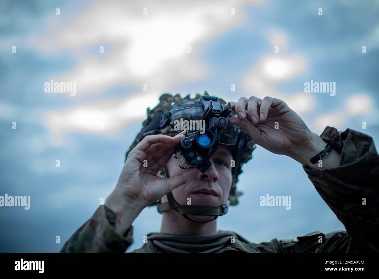 EIN USAMERIKANISCHER Army Soldier mit der Aufklärungs und Sniper