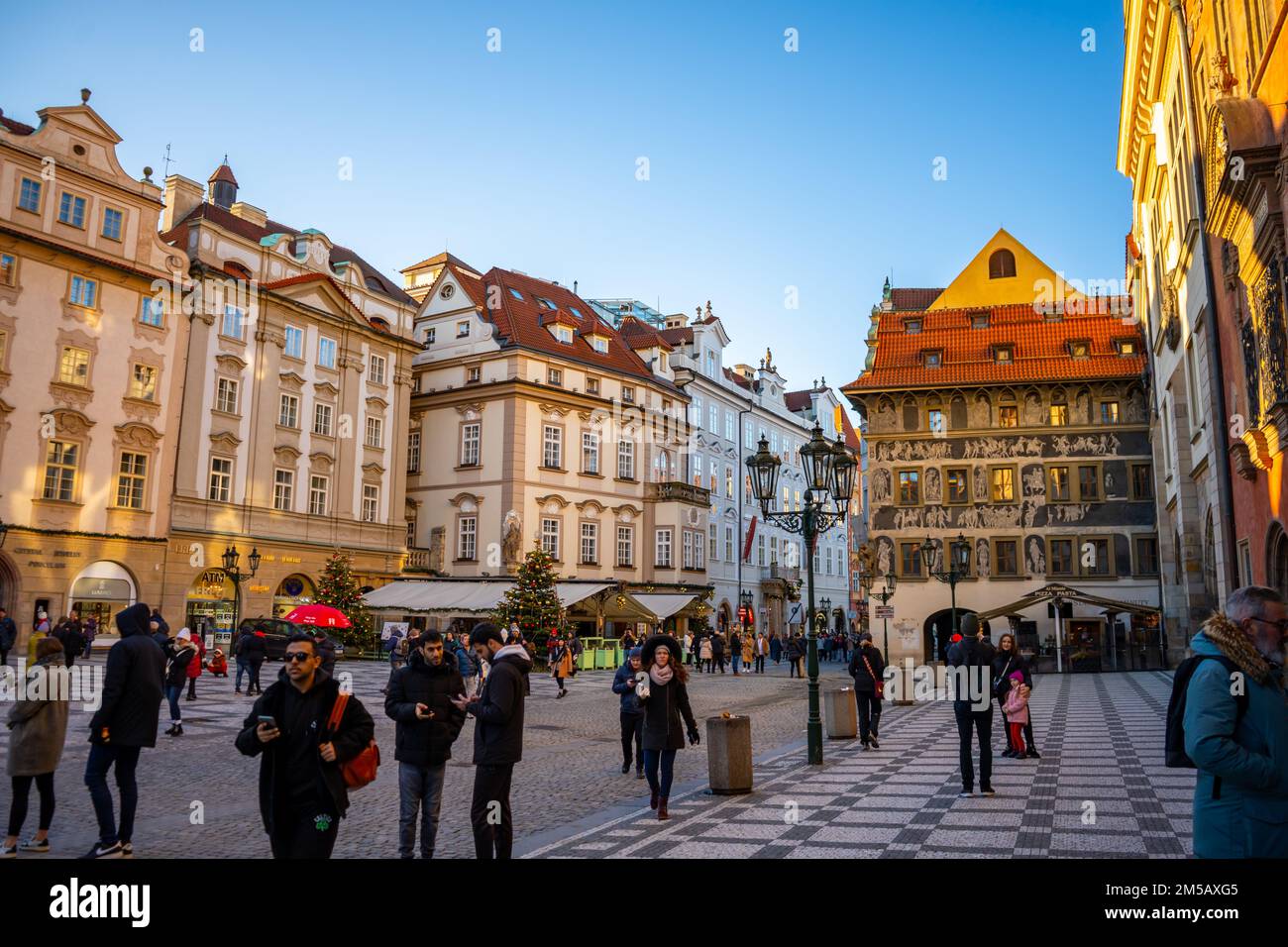 Prag, Tschechische Republik - 27.12.2022: Weihnachtlicher Blick auf den Altstädter Platz in Prag, Tschechische Republik Stockfoto