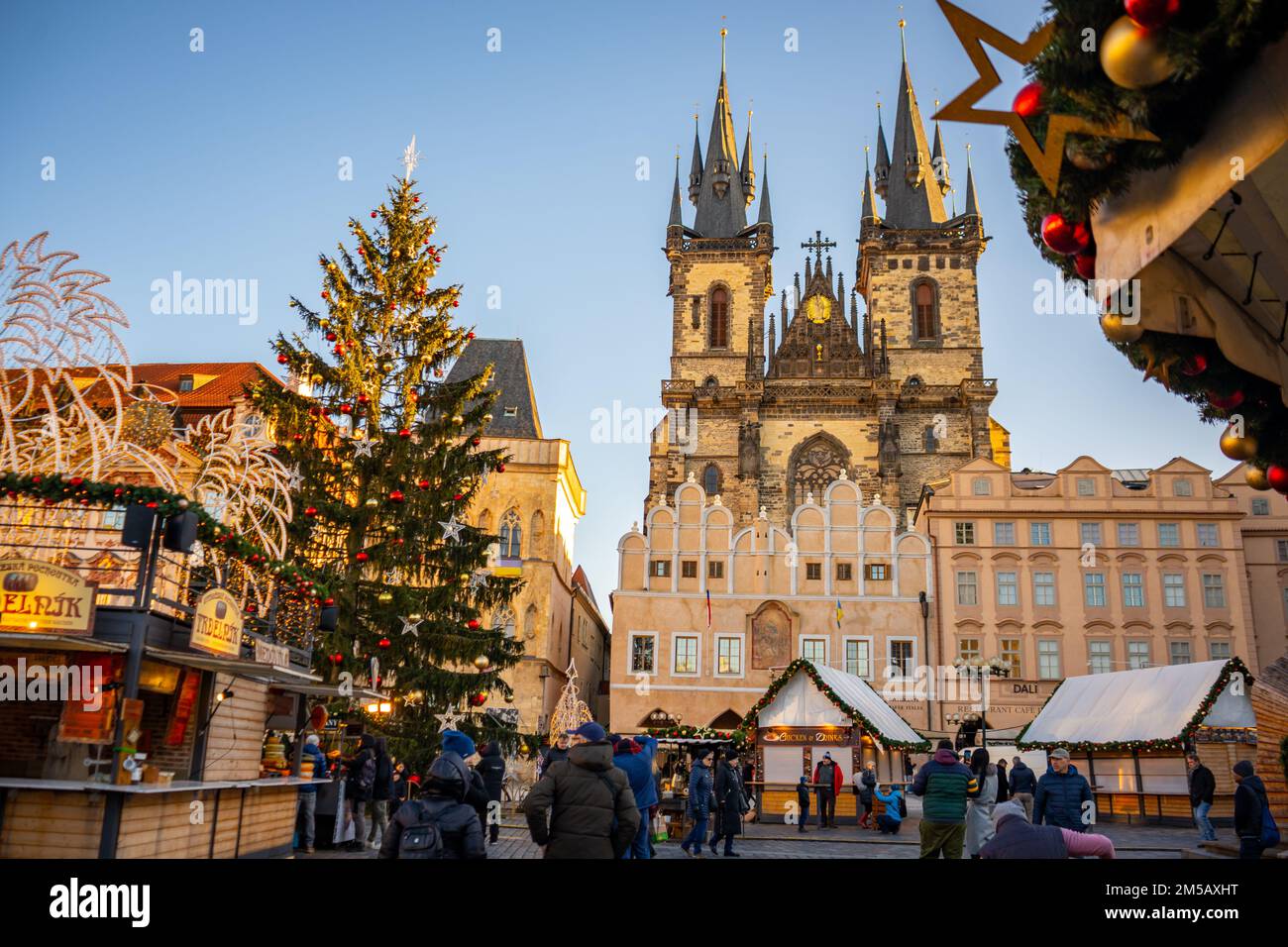 Prag, Tschechische Republik - 27.12.2022: Weihnachtlicher Blick auf den Altstädter Platz in Prag, Tschechische Republik Stockfoto