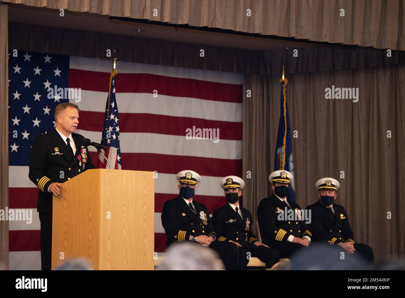 Captain Brian Freck, ausscheidender Befehlshaber, spricht während einer Zeremonie zum Kommandowechsel für die blaue Crew des U-Boots USS Ohio (SSGN 726) auf der Marinebasis Kitsap-Bangor in Silverdale, Washington, am 17. Februar 2022. Während der Zeremonie hat Kapitän Micah Maxwell Freck als kommandierenden Offizier der Crew von Ohio Blue abgelöst. Ohio ist der vierte US-Staat Das Navy-Schiff trägt den Namen und ist das erste ihrer Klasse von U-Booten mit ballistischen Raketen und U-Booten mit gelenkten Raketen. Stockfoto