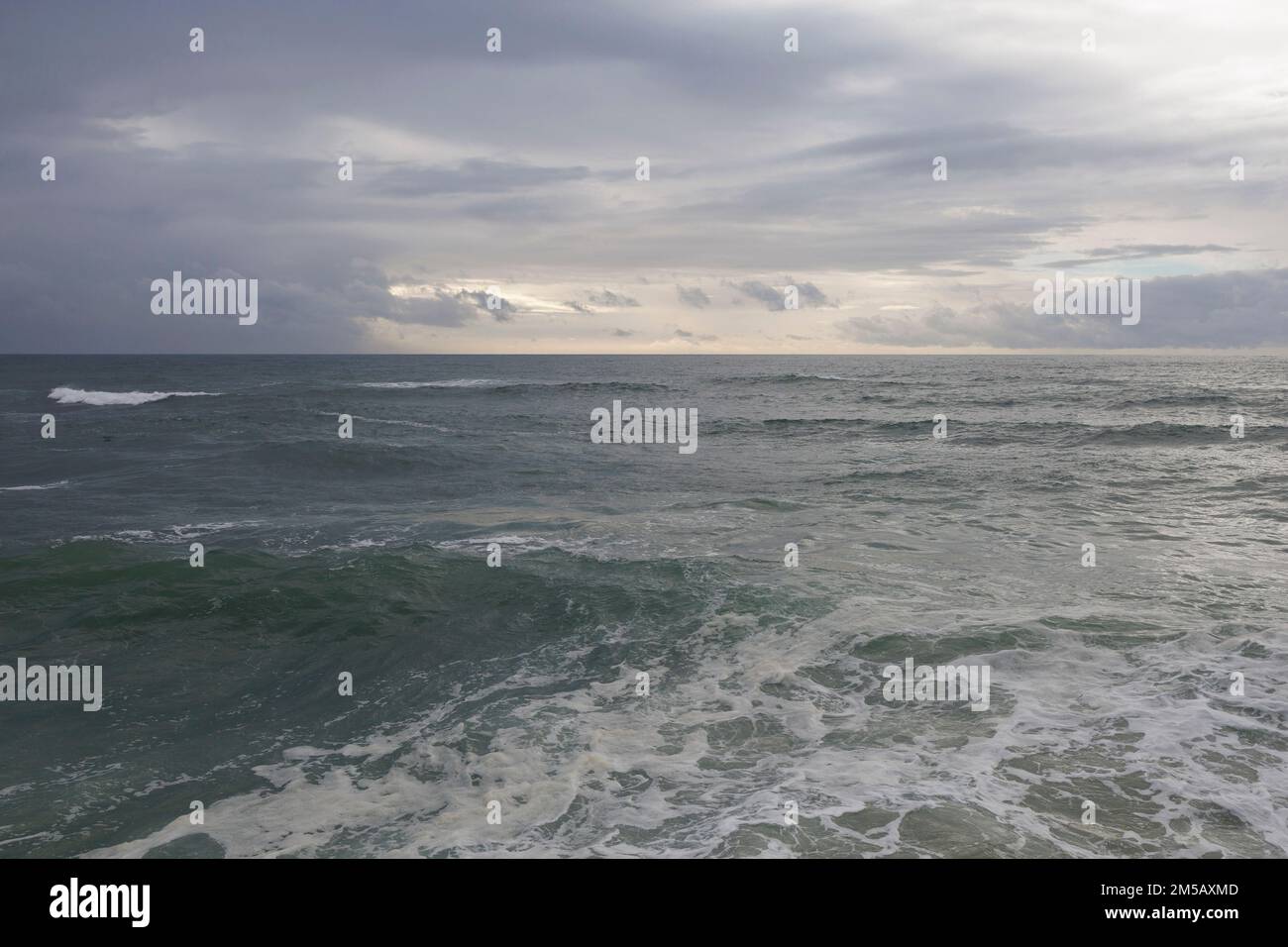 Minimalistisches Meer und Atlantischer Ozean - Wellenwasser mit Wellen und bewölktem Himmel. Natur und natürliche Elemente. Stockfoto