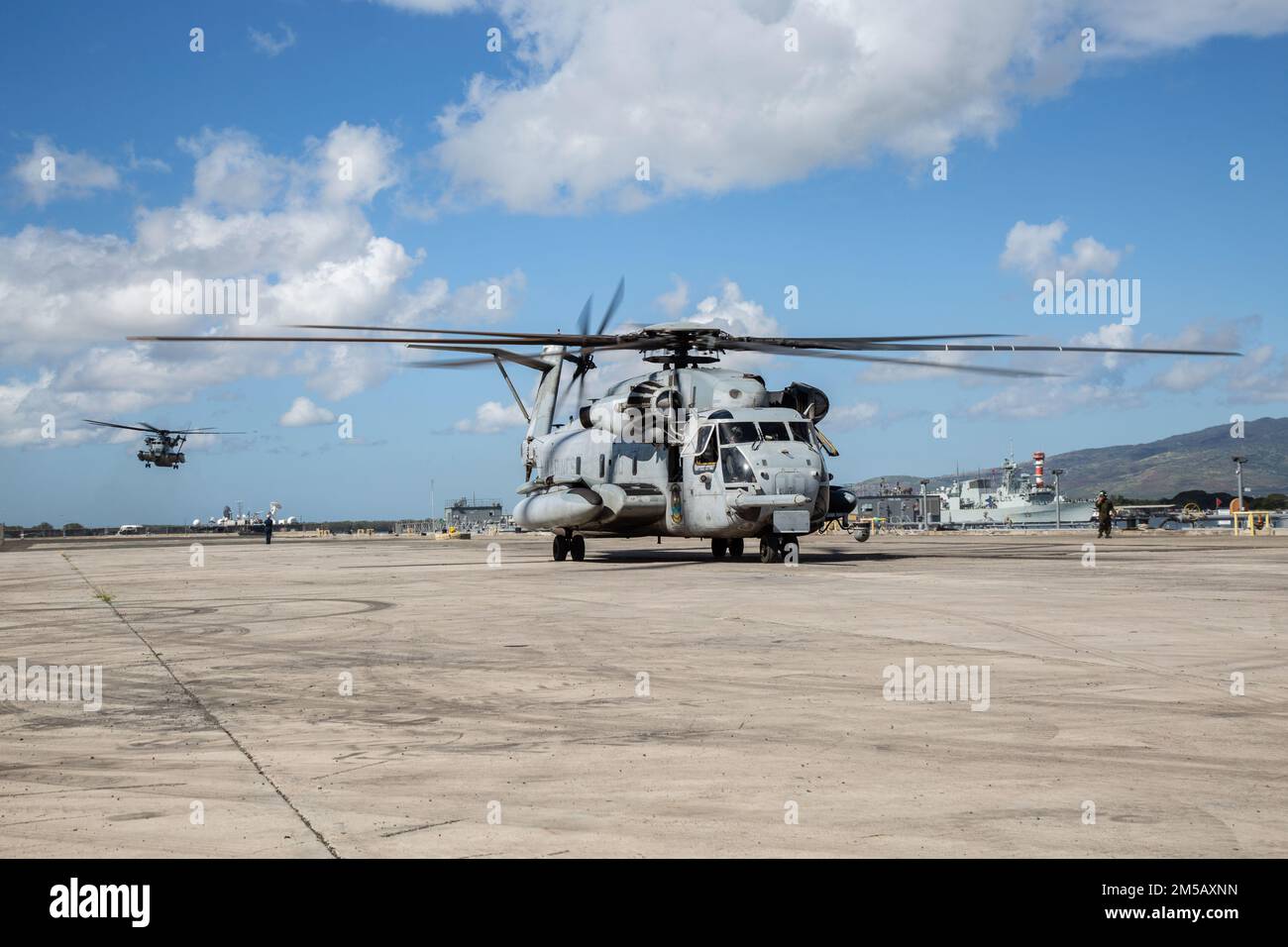 USA Marines mit Marine Heavy Helicopter Squadron (HMH) 463, liefern CH-53E Super Hallion Helicopters zum Transport nach Kalifornien als Teil von Deployment for Training (DFT) am Naval Base Pearl Harbor, Hawaii, 16. Februar 2022. Das DFT ist darauf ausgelegt, den Betrieb in einer bereitgestellten Umgebung zu simulieren und die Einheit auf zukünftige Eventualitäten vorzubereiten, die während des Einsatzes auftreten können. Stockfoto