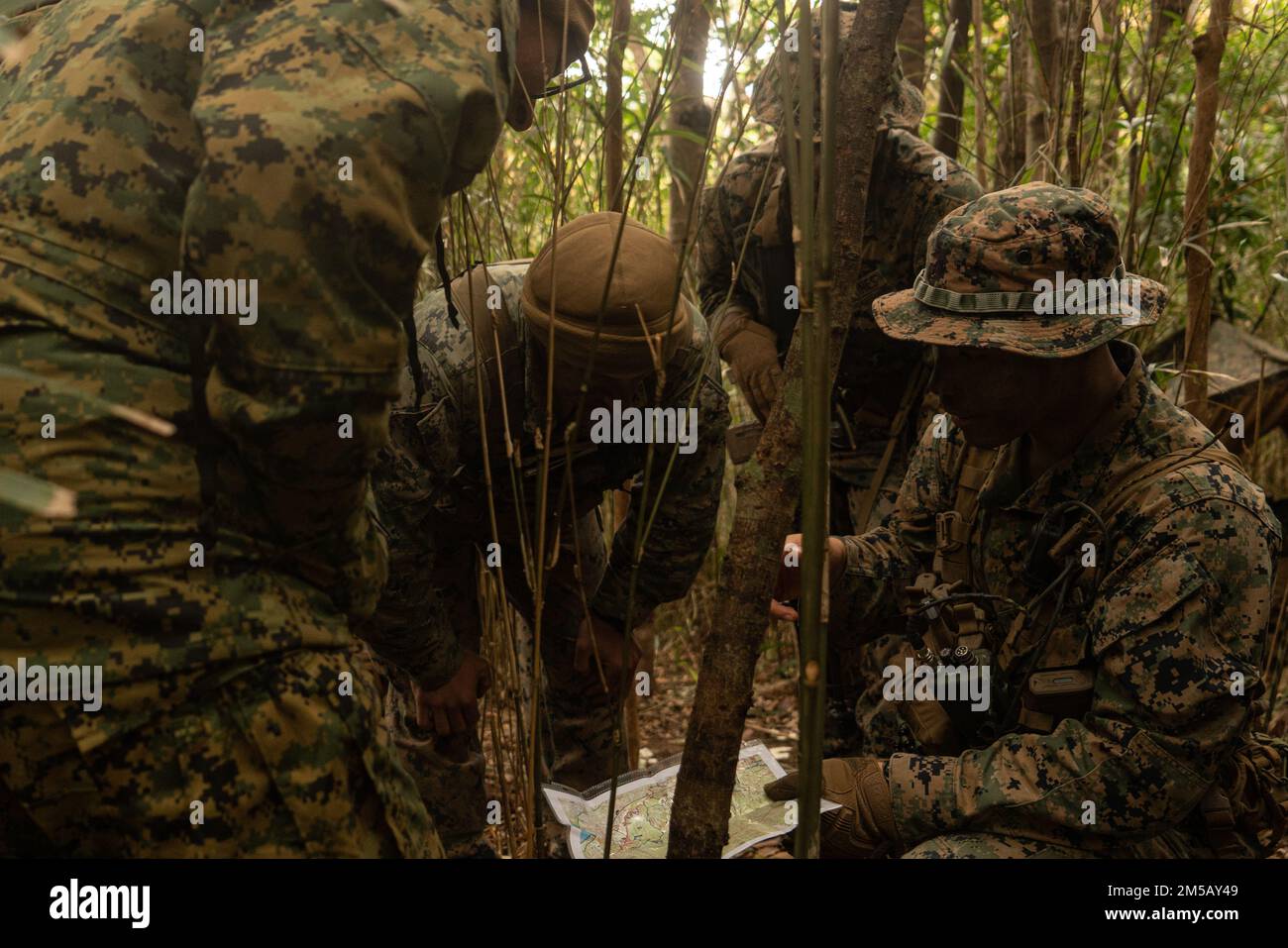 USA Marines mit 1. Bataillon, 3D Marines, 3D. Division, planen taktische Bewegungen während der Jungle Warfare Übung 22 im Central Training Area, Okinawa, Japan, 17. Februar 2022. Bei JWX 22 handelt es sich um eine groß angelegte Schulung vor Ort, die darauf ausgerichtet ist, die integrierten Fähigkeiten gemeinsamer und verbundener Partner zu nutzen, um das Bewusstsein für alle Bereiche, das Manövrieren und Brände in einer verteilten maritimen Umgebung zu stärken. 1/3 wird im Indo-Pacific unter 4. Marines als Teil des Unit Deployment Program vorwärtsversetzt. Stockfoto