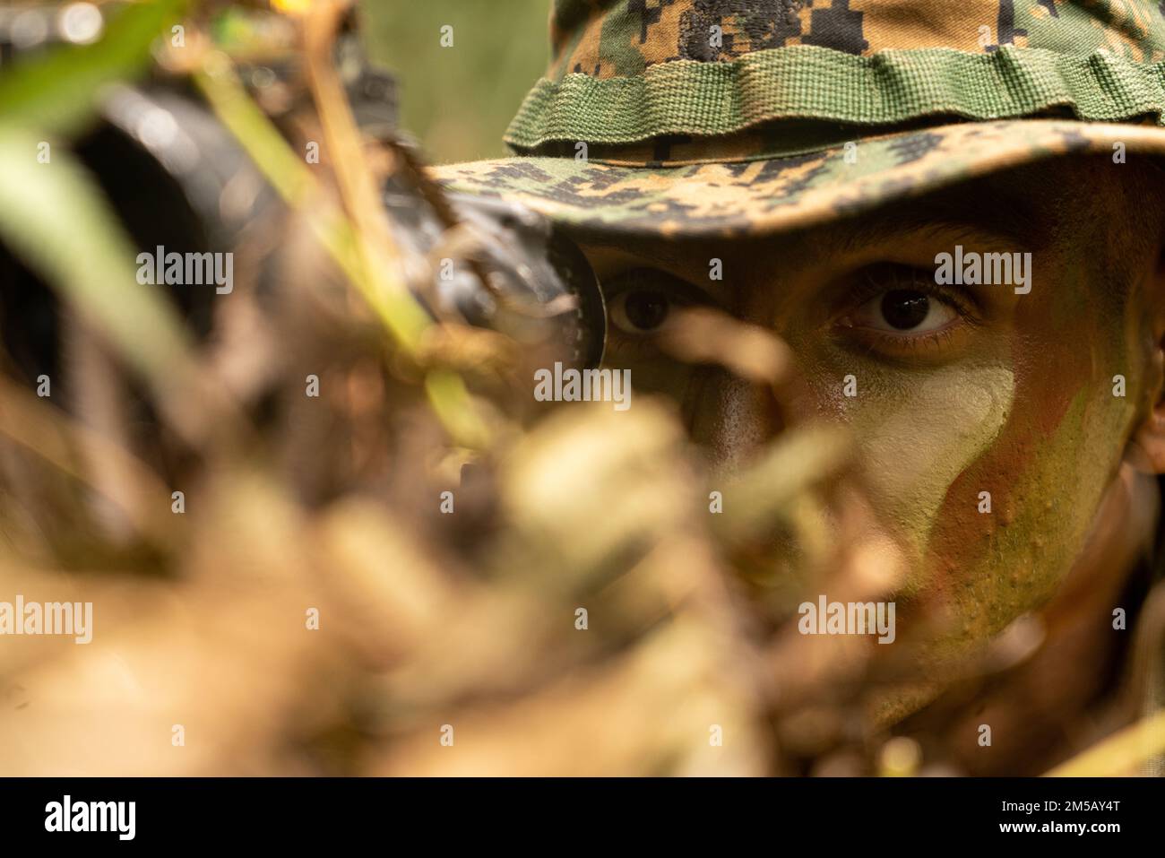 USA Marine Lance CPL. Caleb Peek, ein Infanterie-Marine mit 1. Bataillonen, 3D Marines, 3D Marine Division, hat eine Verteidigungsposition während der Jungle Warfare Übung 22 im Central Training Area, Okinawa, Japan, am 17. Februar 2022 inne. Bei JWX 22 handelt es sich um eine groß angelegte Schulung vor Ort, die darauf ausgerichtet ist, die integrierten Fähigkeiten gemeinsamer und verbundener Partner zu nutzen, um das Bewusstsein für alle Bereiche, das Manövrieren und Brände in einer verteilten maritimen Umgebung zu stärken. 1/3 wird im Indo-Pacific unter 4. Marines als Teil des Unit Deployment Program vorwärtsversetzt. PEEK stammt aus Rock Springs, W. Stockfoto