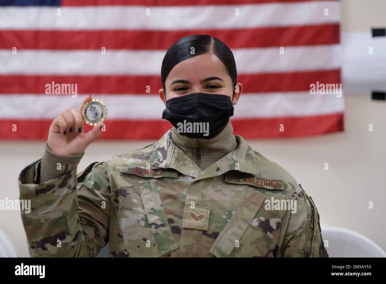 Senior Airman Vanessa Alvarez, Spezialist für Luft- und Raumfahrtmedizin beim 514. Geschwader für Luft- und Raumfahrtmedizin, 514. Luftwaffenflügel, posiert für ein Bild, nachdem er eine Münze von Chief Master Sgt. Timothy C. White Jr., Hochrangiger Berater des Chief of Air Force Reserve und Befehlschef des Air Force Reserve Command auf der Joint Base McGuire-Dix-Lakehurst, New Jersey, 17. Februar 2022. Das Verteidigungsministerium, durch die USA Das Northern Command, und zur Unterstützung des Department of Homeland Security, bietet Transport, temporäre Unterbringung, medizinische Untersuchungen und allgemeine Unterstützung für AT Stockfoto