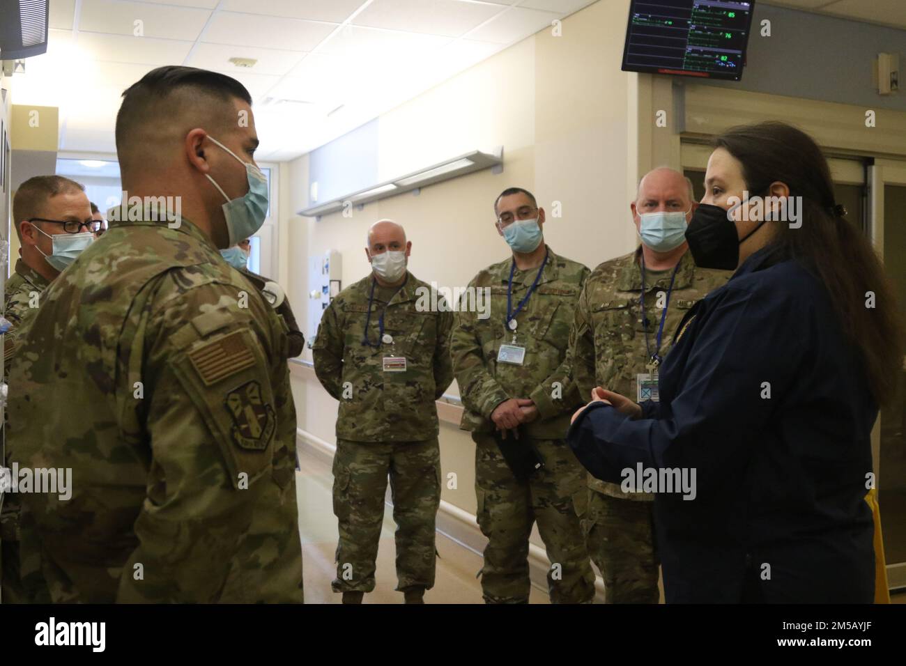 SYRACUSE, NEW YORK – Jackie Bray, kommissarin der New Yorker Staatsabteilung für Heimatschutz und Notfalldienste, stellt sich vor und dankt den Mitgliedern, die einem militärischen medizinischen Team zugewiesen sind, und unterstützt gleichzeitig die COVID-Maßnahmen im Upstate University Hospital, Syracuse, New York, 17. Februar 2022. USA Nördliches Kommando, durch die USA Army North ist nach wie vor entschlossen, das Verteidigungsministerium flexibel bei der COVID-Reaktion der gesamten Regierung zu unterstützen. Stockfoto