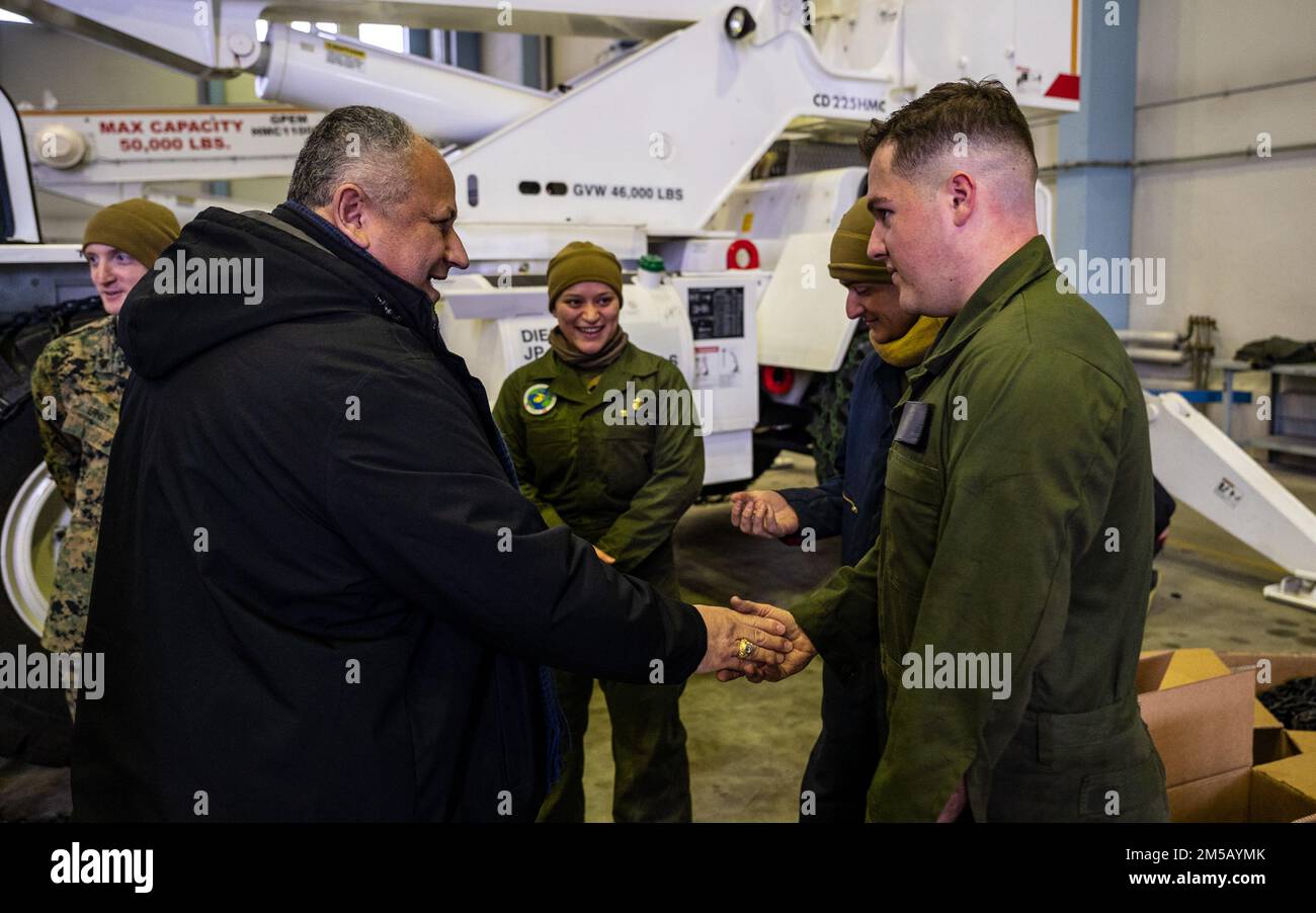 Værnes, Norwegen (17. Februar 2022) – der Marineminister Carlos Del Toro präsentiert den USA Herausforderungsmünzen Marines, die am 17. Februar 2022 dem Vorpositionierungsprogramm des Marinekorps Norwegen zugeteilt wurden. Værnes. Minister Del Toro ist in Norwegen, um Mitglieder des US-Dienstes und norwegische Regierungsführer zu besuchen, um die bestehenden bilateralen und multilateralen Sicherheitsbeziehungen zwischen den USA zu stärken Navy und die Royal Norwegian Navy. Die US-amerikanischen und norwegischen Servicemitarbeiter, mit denen er zusammentrifft, werden an der Übung Cold Response 2022 teilnehmen. Übung Cold Response ist eine alle zwei Jahre stattfindende norwegische Übung zur nationalen Bereitschaft und Verteidigung Stockfoto