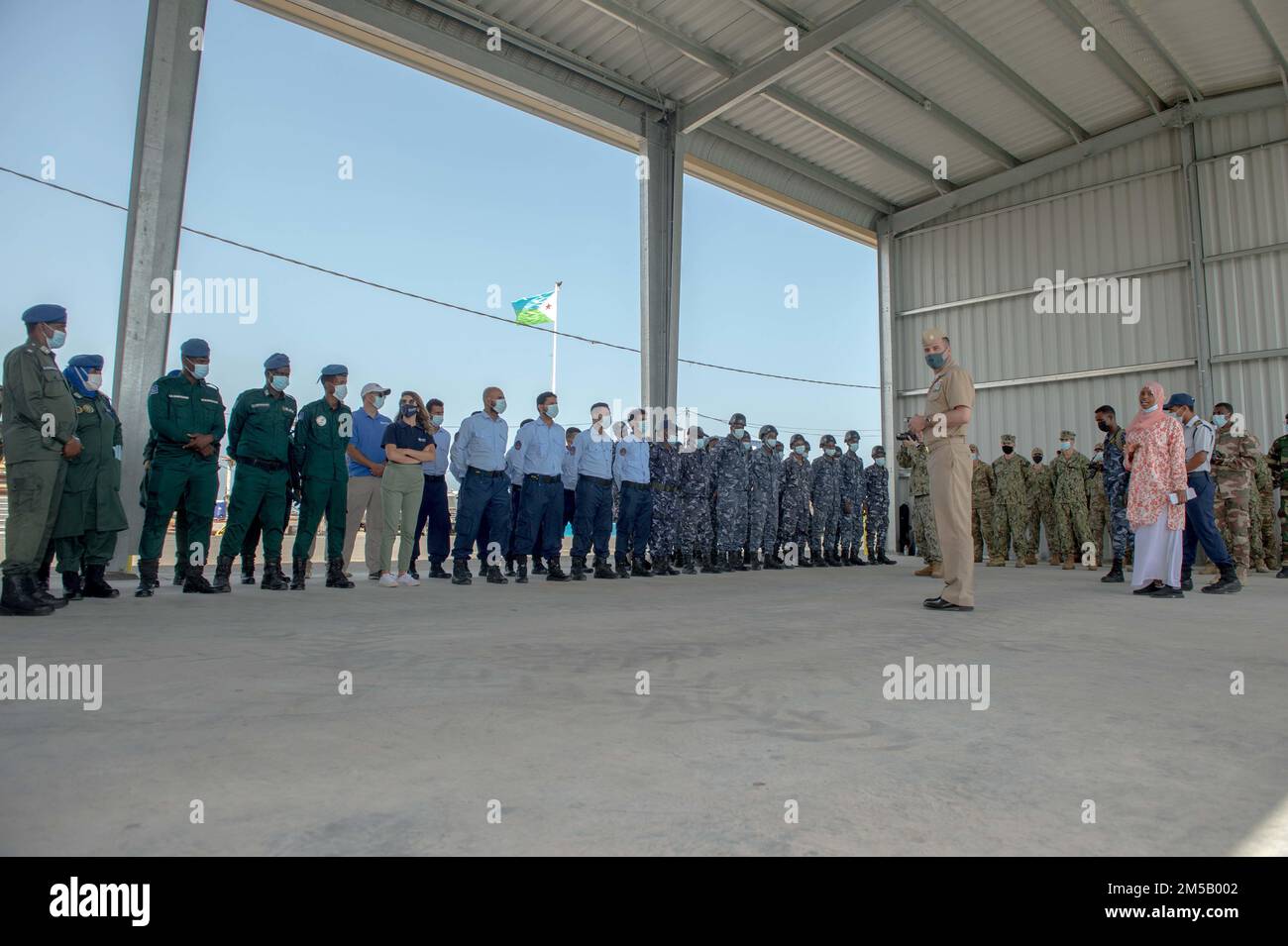 220217-N-MK618-0014 DSCHIBUTI, Dschibuti (17. Februar 2022) CDR. Taylor Dewey, Befehlshaber der Marine Expeditionary Security Force 10, spricht bei der Abschlusszeremonie für Übung Cutlass Express 2022. Cutlass Express, gesponsert von U.S. Afrika-Kommando und von den USA durchgeführt Die Marinekräfte in Afrika sollen die regionale Zusammenarbeit zwischen den teilnehmenden Ländern verbessern, um die Sicherheit und Gefahrenabwehr im Seeverkehr in den ostafrikanischen Küstenregionen zu erhöhen. Stockfoto