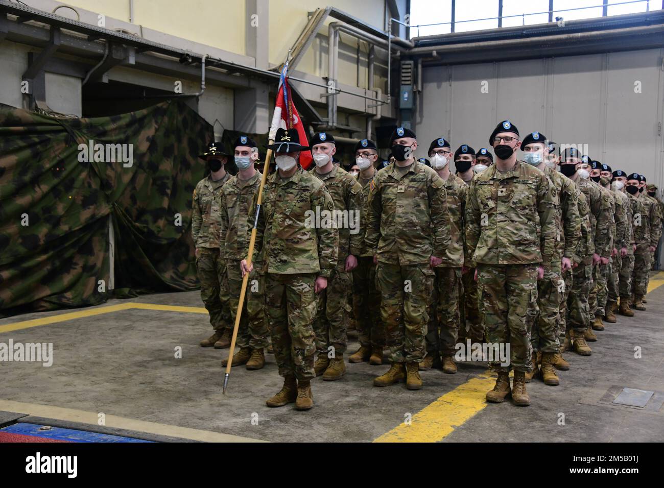 USA Soldaten der Fox-Truppe, 2. Geschwader, 2. Kavallerie-Regiment, stehen nach der Zeremonie zum Kommandowechsel in Vilseck, Deutschland, 17. Februar 2022 in Formation. Cpt. Melissa Vargas gibt das Kommando an Cpt ab. Thomas Penland. Stockfoto