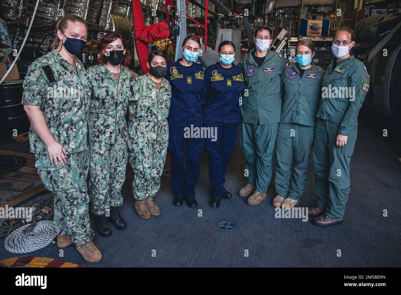 220217-N-GF955-1187 CARTAGENA, Kolumbien - (17. Februar 2022) -- weibliche Matrosen, die dem Kampfschiff USS Billings (LCS 15), dem "Shadow det" des Helicopter Sea Combat Squadron (HSC) 28, Einheit 7, und der kolumbianischen Marine für ein Foto während einer Tour des Schiffs, 17. Februar 2022. Billings wird in das US-Flottengebiet 4. entsandt, um die Mission der Joint Interagency Task Force South zu unterstützen, zu der auch Missionen zur Bekämpfung des illegalen Drogenhandels in der Karibik und im östlichen Pazifik gehören. Stockfoto