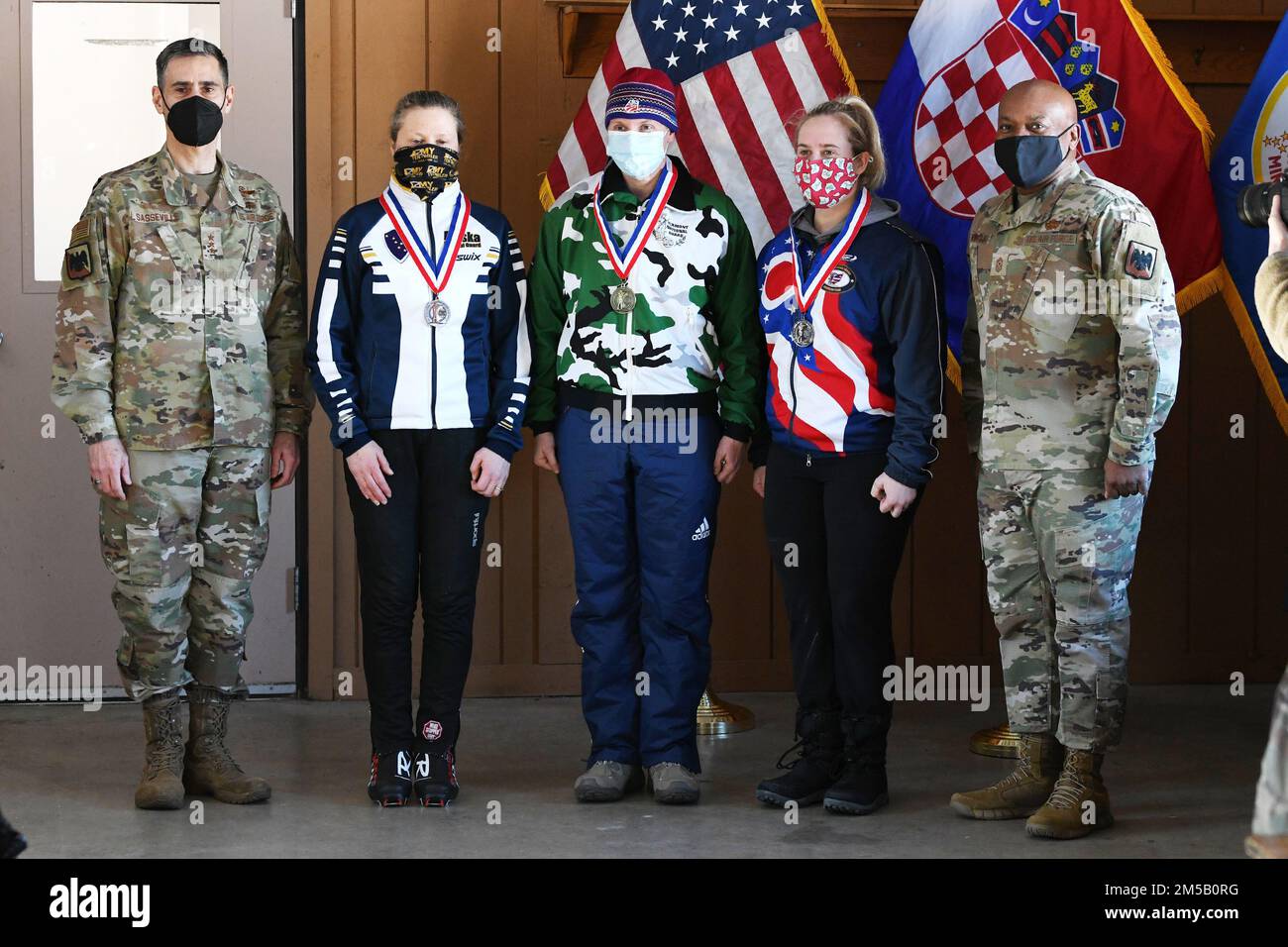 Stellvertretender Leiter des Büros der Nationalgarde, LT. General Marc Sasseville, und hochrangiger Berater des Leiters der Nationalgarde, Kommandochef Sergeant Tony Whitehead, Überreichen Sie Medaillen an die Gewinner der Meisterklasse der Frauen – Sprint Race nach der 2022. Meisterschaft des Chefs der National Guard Bureau Biathlon im Camp Ripley vom 13. Bis 18. Februar 2022. Zu den diesjährigen Preisträgern zählen: Erster Platz – Erin Graham aus Vermont, zweiter Platz – Stephanie Duerta aus Ohio und Dritter Platz – Tracey Dooley aus Alaska. Stockfoto