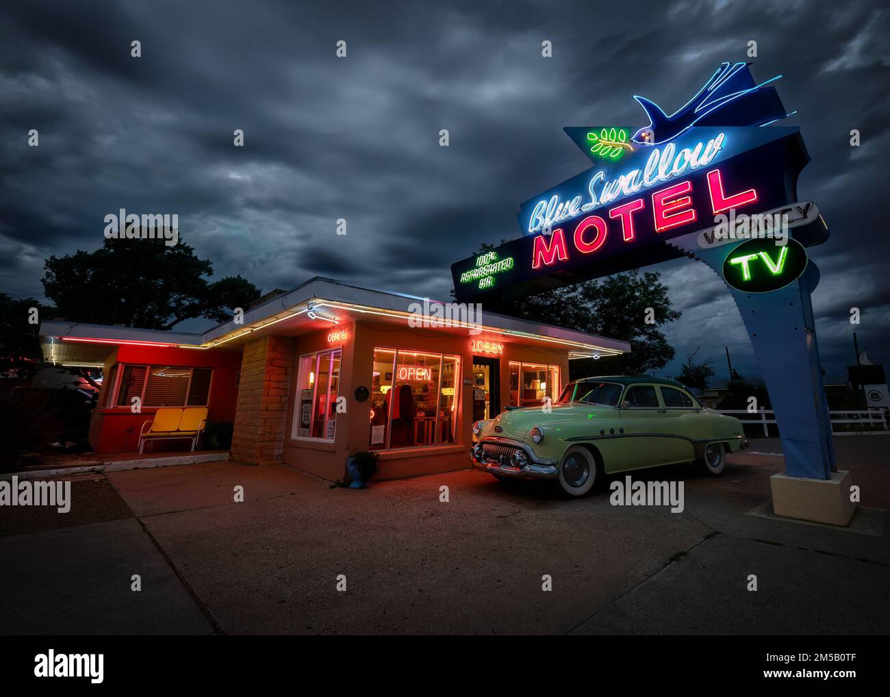 Das Blue Swallow Motel wurde 1939 erbaut und befindet sich noch immer auf der historischen Route 66 in Tucumcari, New Mexico. Stockfoto