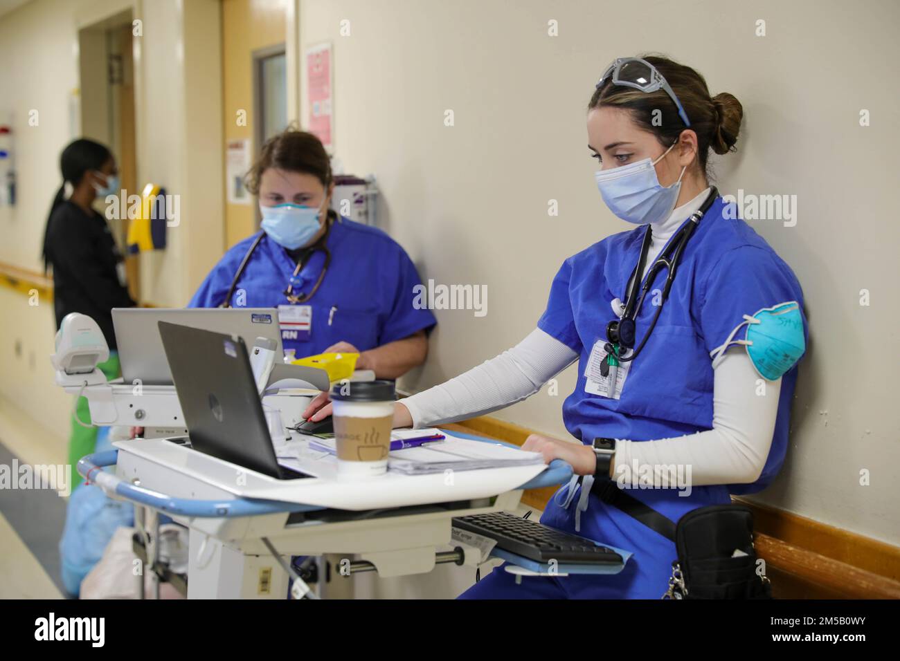 BROCKTON, Mass. – USA Air Force 2. Lieutenant Savannah Beard, rechts und USA Air Force Major Tonya Toche-Howard, links, registrierte Krankenschwestern in den USA Militärmedizinisches Team der Luftwaffe entsandt nach Brockton, Massachusetts, aktualisiert Patienteninformationen im Signature Healthcare Brockton Hospital im Rahmen der COVID-Response-Operationen, Feb. 17, 2022, USA Nördliches Kommando, durch die USA Army North ist nach wie vor entschlossen, das Verteidigungsministerium flexibel bei der COVID-Reaktion der gesamten Regierung zu unterstützen. Stockfoto