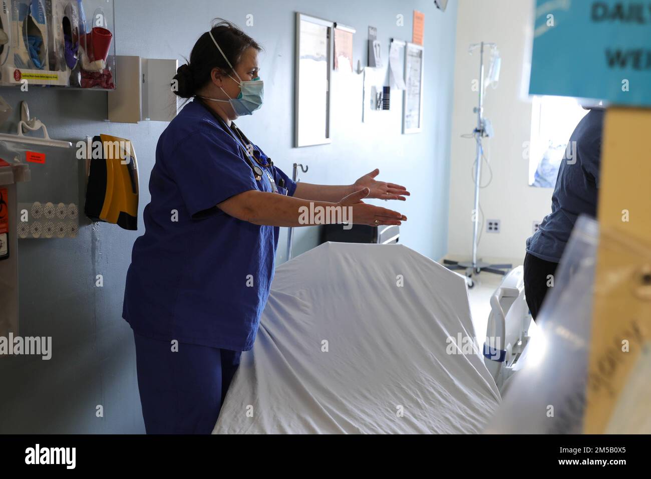 BROCKTON, Mass. – USA Air Force Major Tonya Toche-Howard, Left, eine registrierte Krankenschwester, die den USA zugeteilt ist Militärmedizinisches Team der Luftwaffe entsandt nach Brockton, Massachusetts, hilft einem Patienten im Rahmen der COVID-Response-Operationen im Signature Healthcare Brockton Hospital, Feb. 17, 2022, USA Nördliches Kommando, durch die USA Army North ist nach wie vor entschlossen, das Verteidigungsministerium flexibel bei der COVID-Reaktion der gesamten Regierung zu unterstützen. Stockfoto