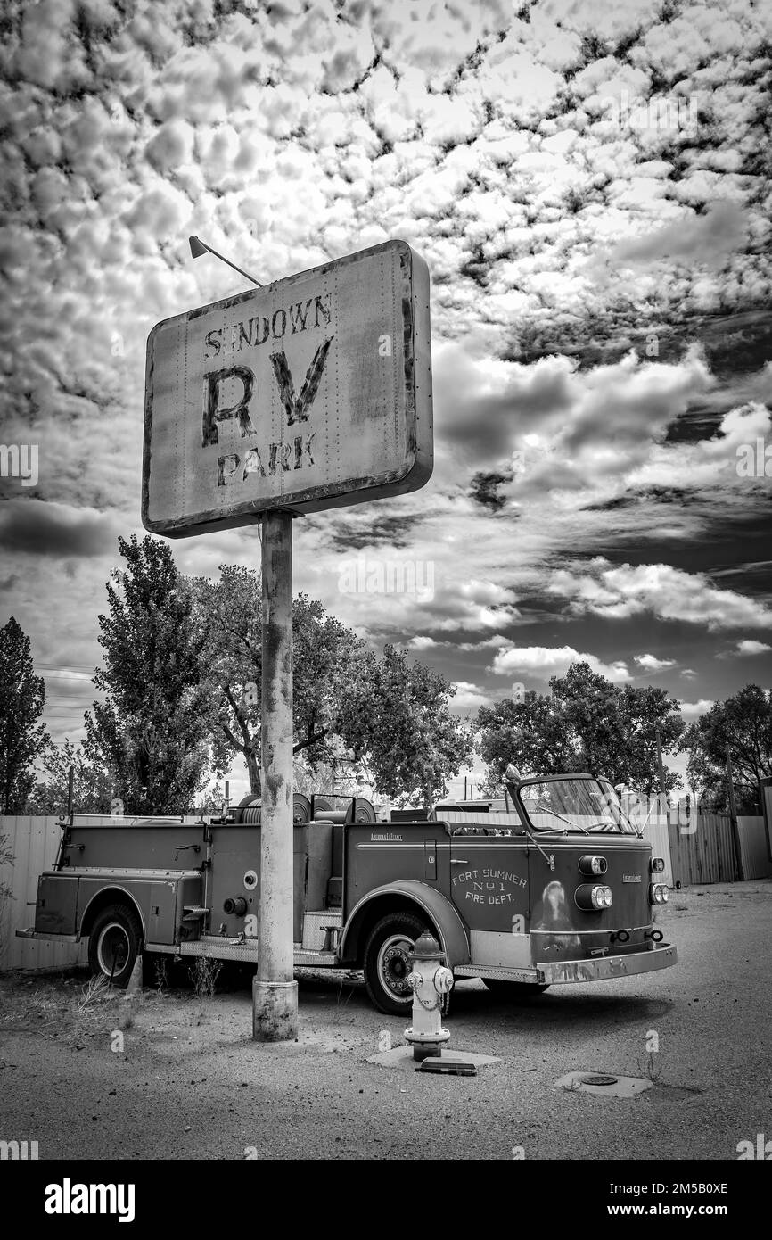 Ein altes Feuerwehrauto von Fort Sumner befindet sich neben dem verlassenen Sundown RV Park an der Route 66 in der Nähe von Santa Rosa, New Mexico. Stockfoto
