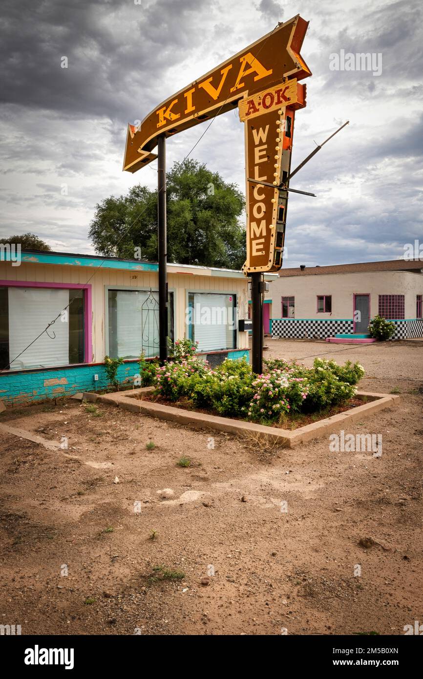 Das Schild vor dem jetzt geschlossenen Kiva Motel an der historischen Route 66 in Tucumcari, New Mexico. Stockfoto