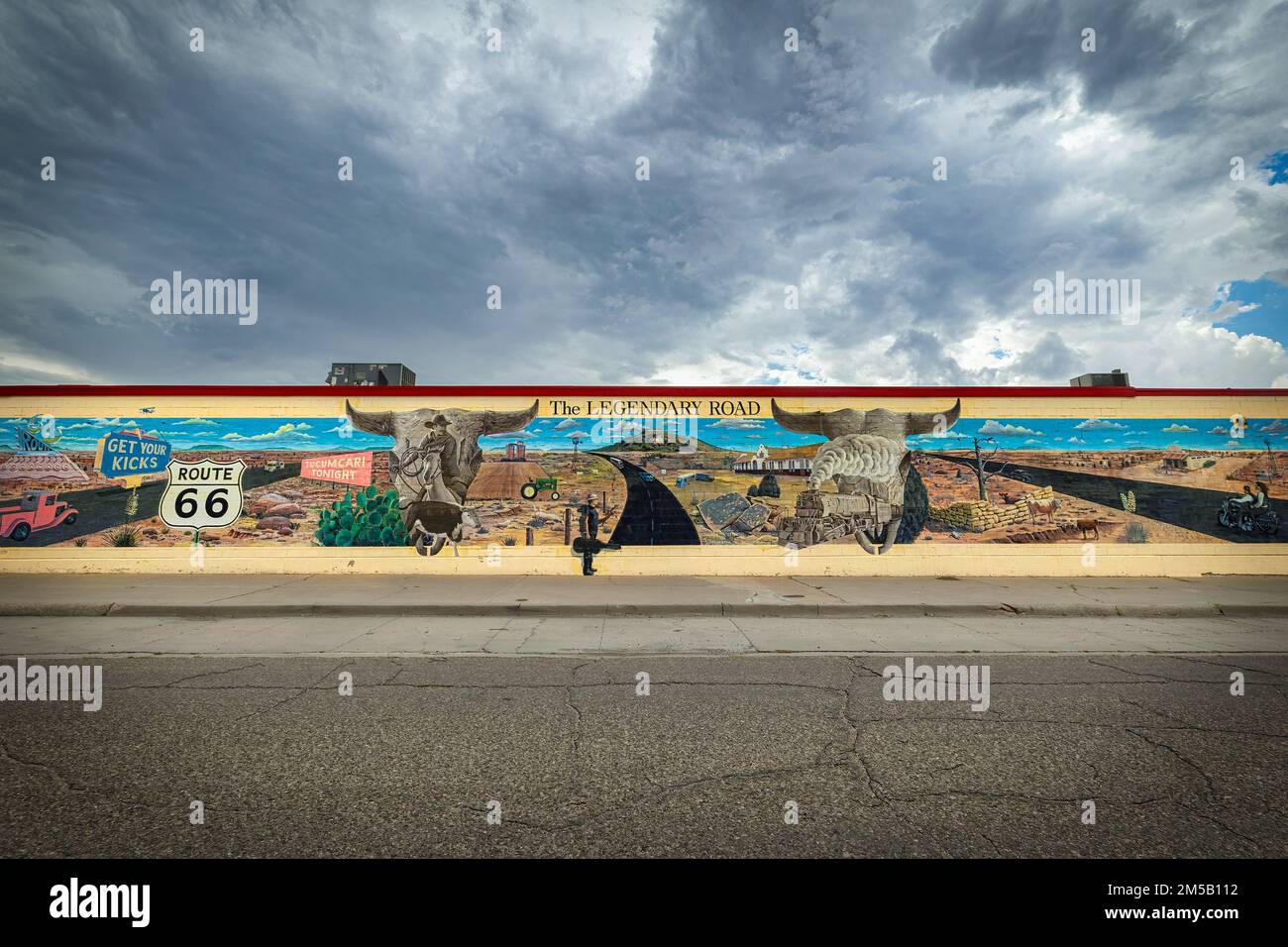 Dieses große und wunderschöne Wandgemälde von Doug und Sharon Quarles befindet sich auf einer Mauer nahe der historischen Route 66 in Tucumcari, New Mexico. Stockfoto