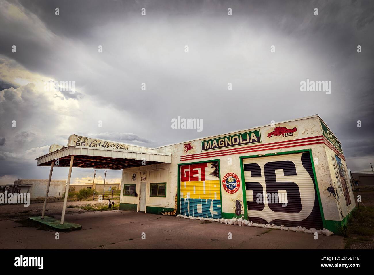 Die verlassene Magnolia-Tankstelle an der historischen Route 66 in Tucumcari, New Mexico Stockfoto