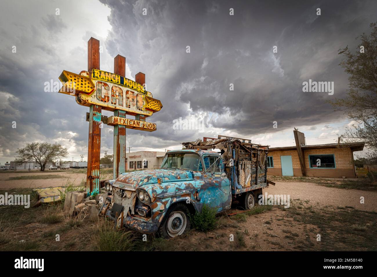 Vor dem verlassenen Ranch House Cafe an der historischen Route 66 in Tucumcari, New Mexico, befindet sich ein alter Truck. Stockfoto