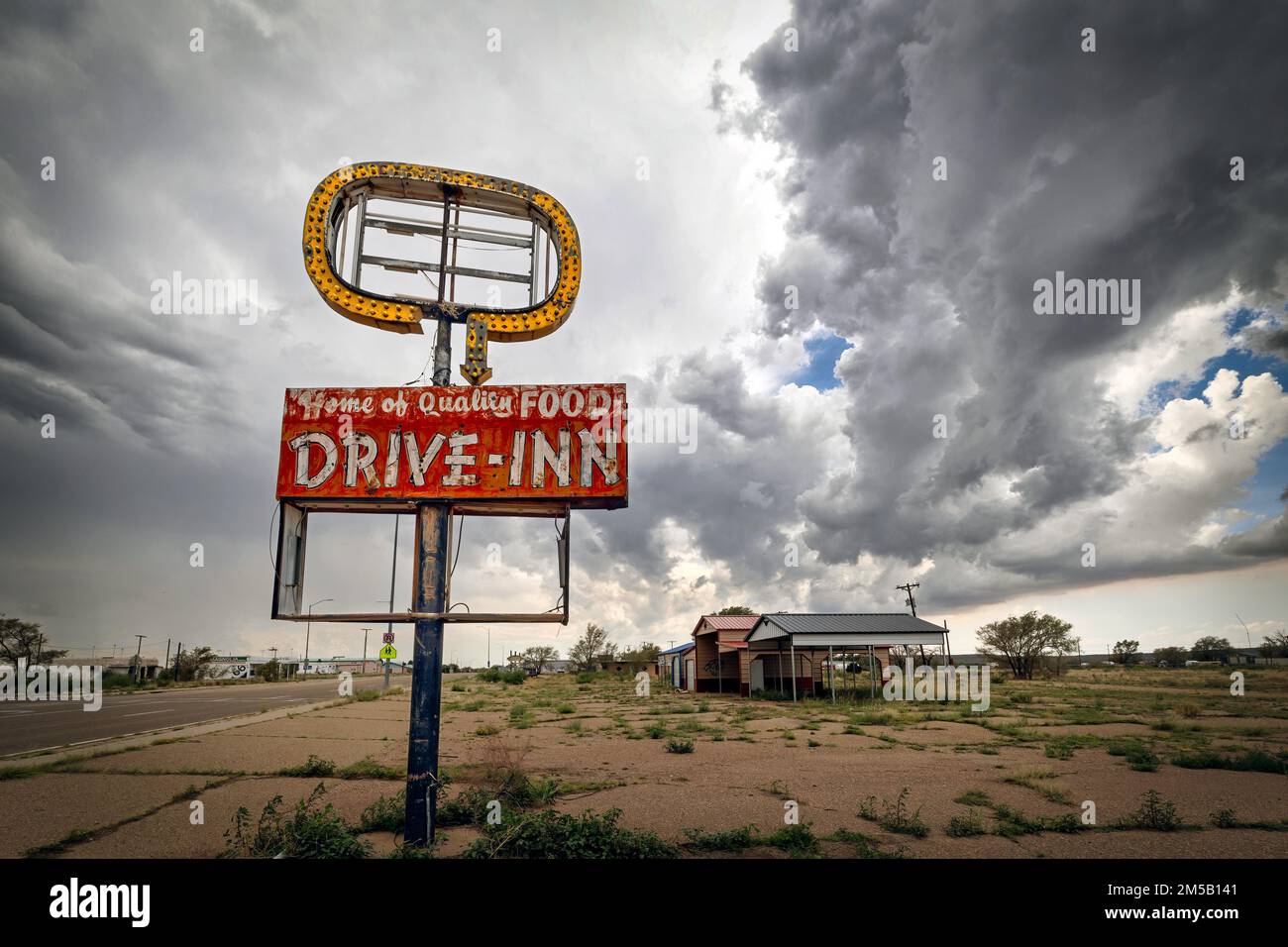 Ein verlassenes Drive Inn Restaurant an der historischen Route 66 in Tucumcari, New Mexico. Stockfoto