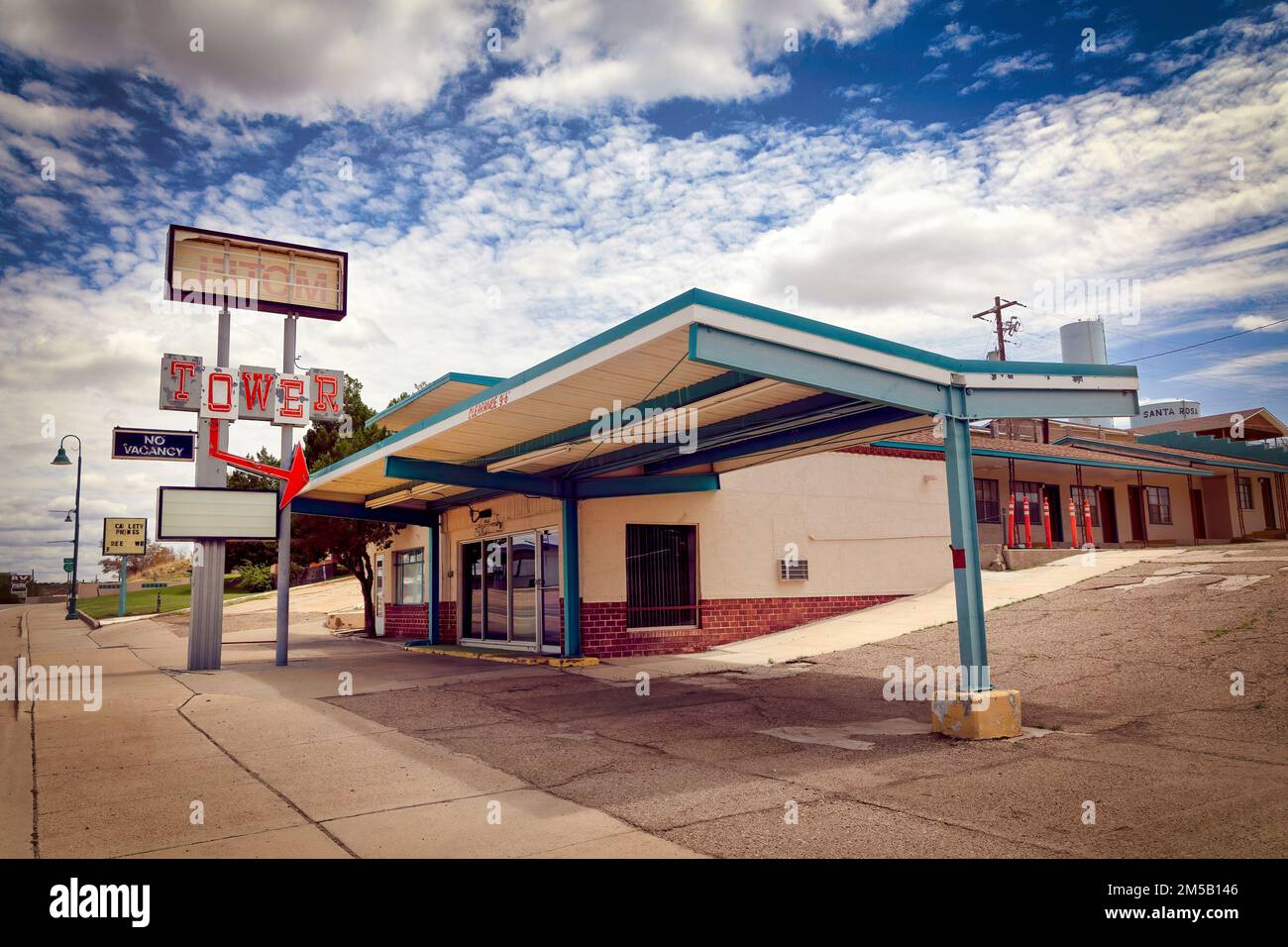 Das verlassene Tower Motel liegt an der historischen Route 66 in Santa Rosa, New Mexico. Stockfoto