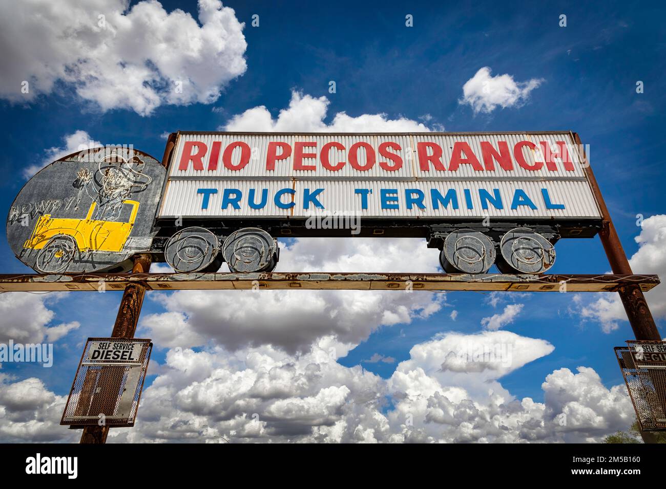 Das verlassene Rio Pecos Ranch Truck Terminal an der historischen Route 66 in Santa Rosa, New Mexico. Stockfoto