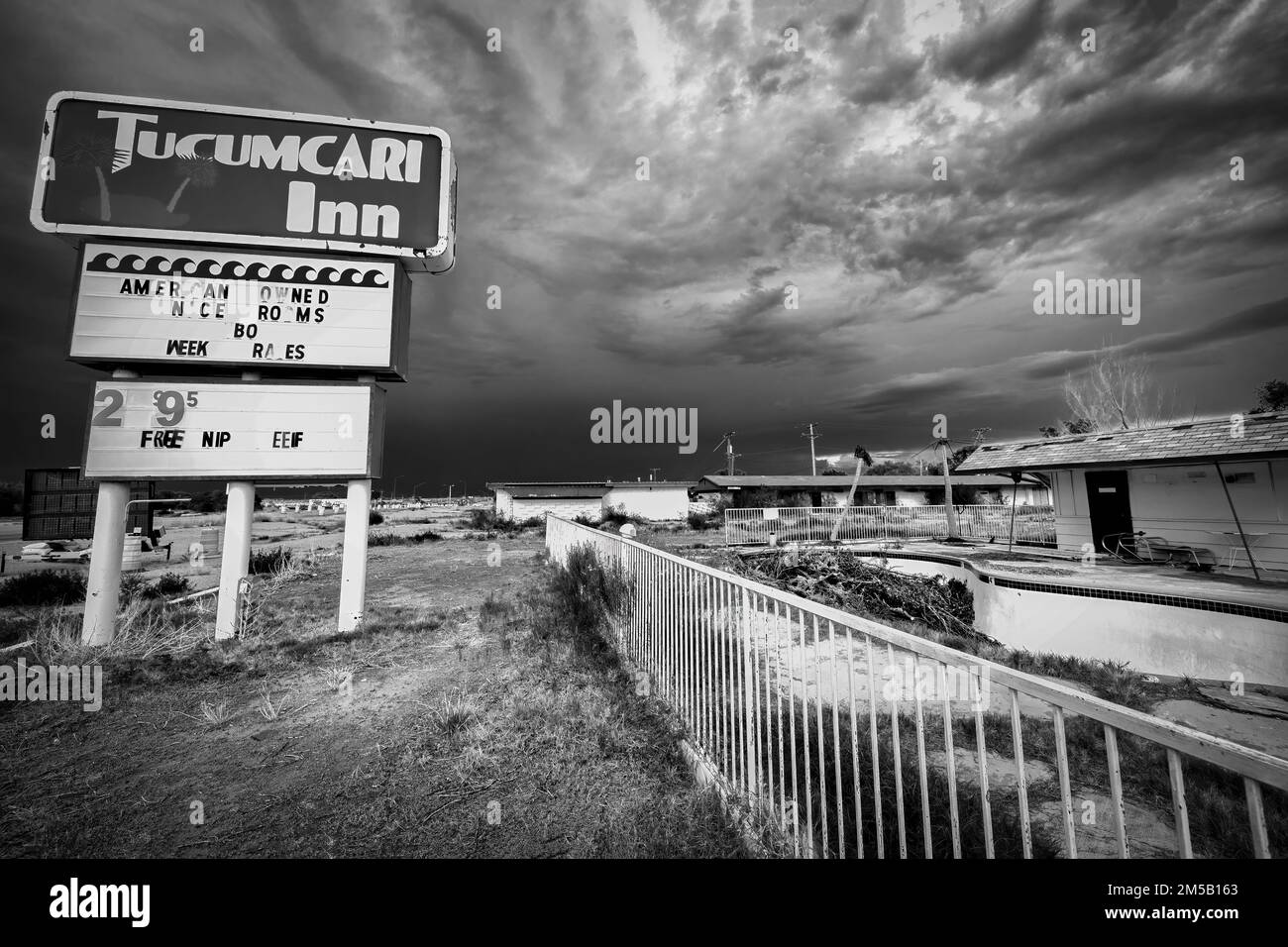 Hinter dem verlassenen Tucumcari Inn an der historischen Route 66 in Tucumcari, New Mexico, Braut sich ein Sturm auf Stockfoto