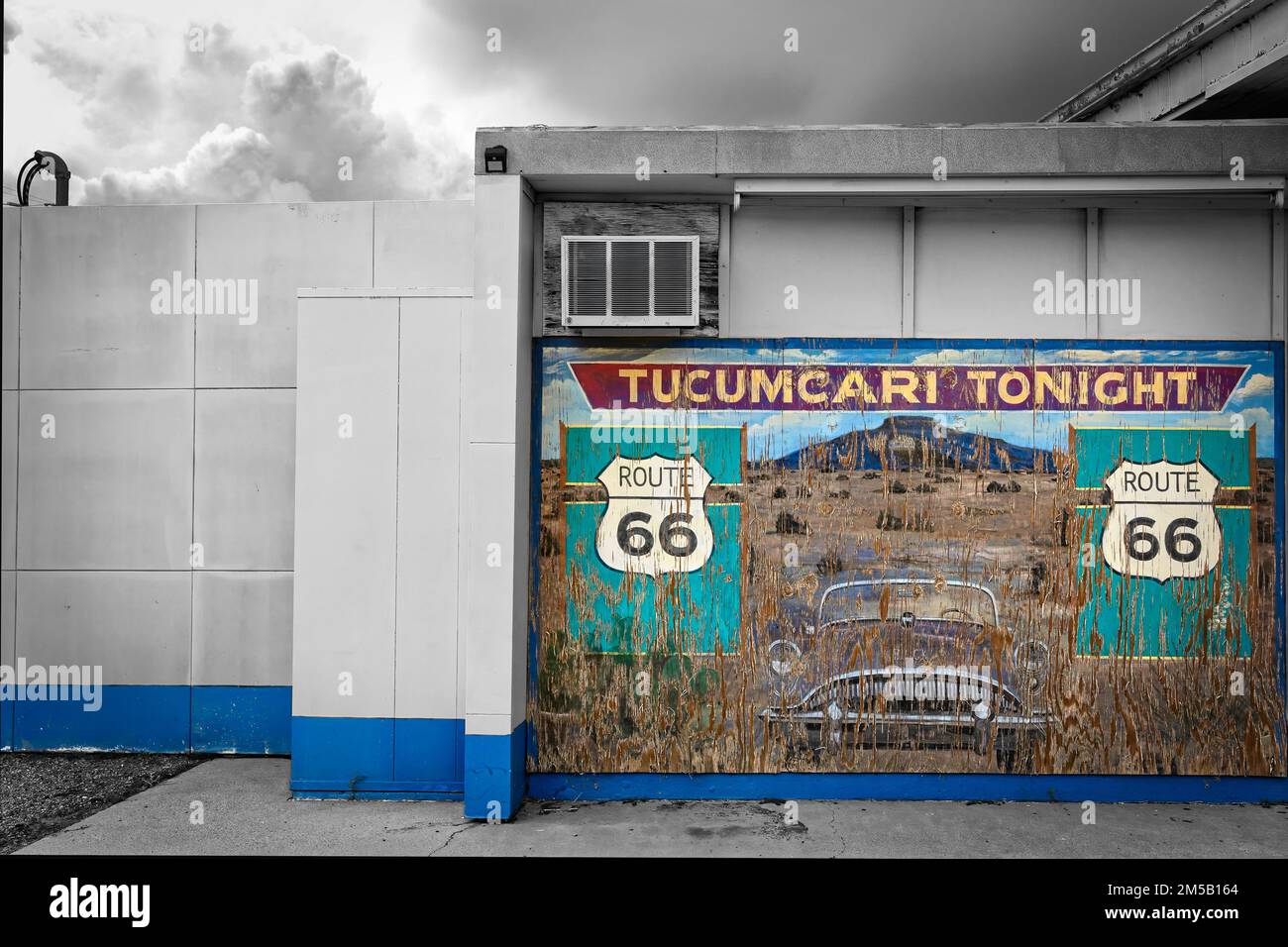 Ein verwittertes Wandgemälde an der Seite eines Gebäudes an der historischen Route 66 in Tucumcari, New Mexico. Stockfoto